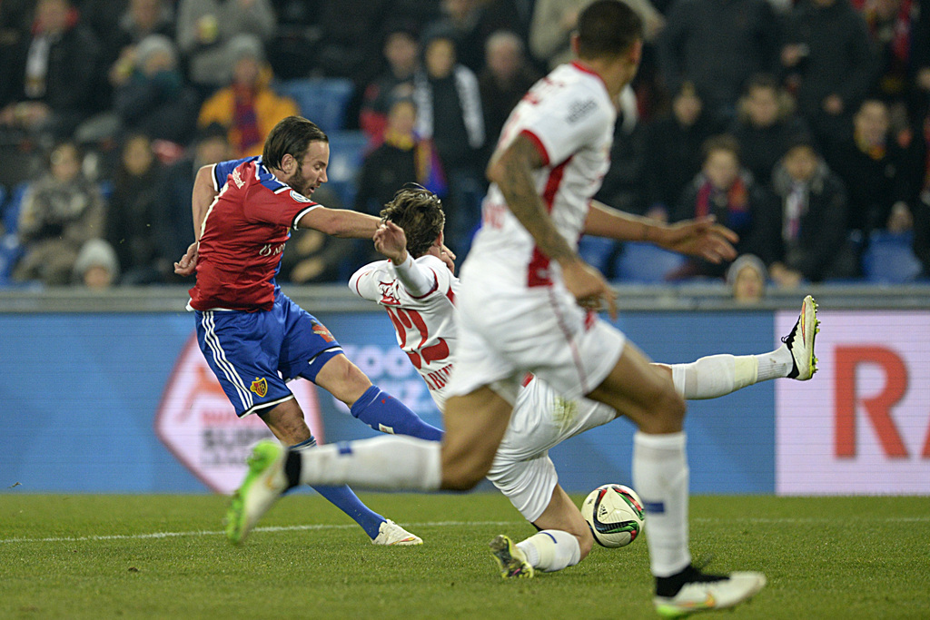 Der Basler Shkelzen Gashi, links, erzielt den Ausgleich zum 1:1 im Fussball Meisterschaftsspiel der Super League zwischen dem FC Basel und dem FC Sion, im Stadion St. Jakob-Park in Basel, am Samstag, 14. Februar 2015. (KEYSTONE/Georgios Kefalas)
