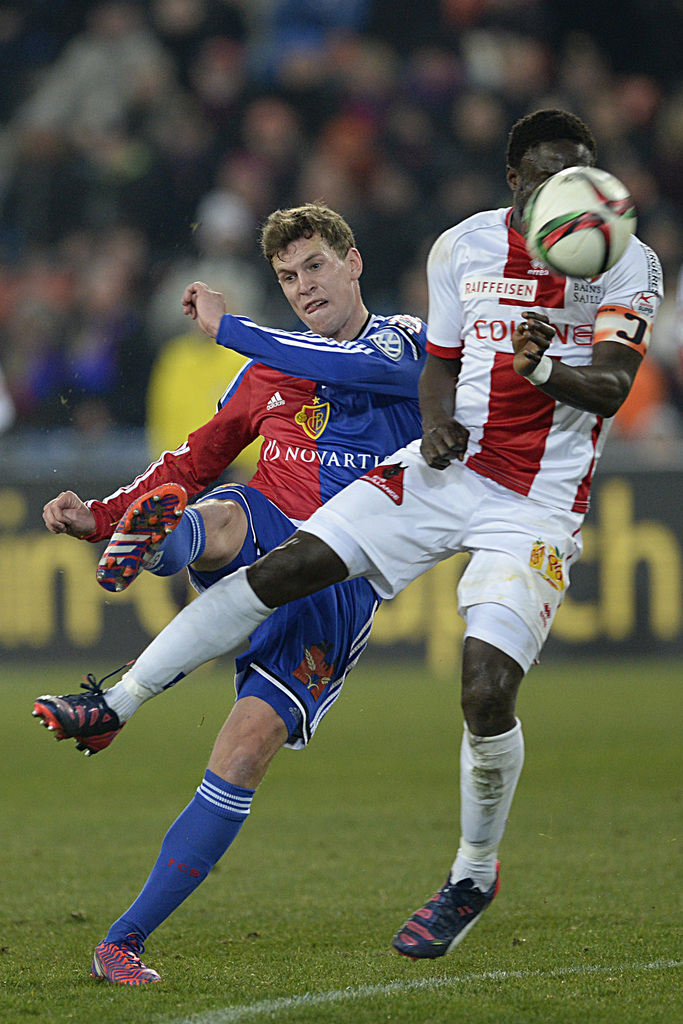 Der Basler Fabian Frei, links, schiesst auf das Tor gegen den Sittener Moussa Konate, rechts, im Fussball Meisterschaftsspiel der Super League zwischen dem FC Basel und dem FC Sion, im Stadion St. Jakob-Park in Basel, am Samstag, 14. Februar 2015. (KEYSTONE/Georgios Kefalas)