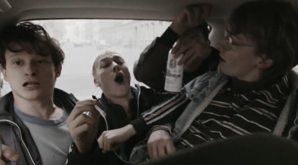 Joel Basman, ganz links, im Wende-Deutschland