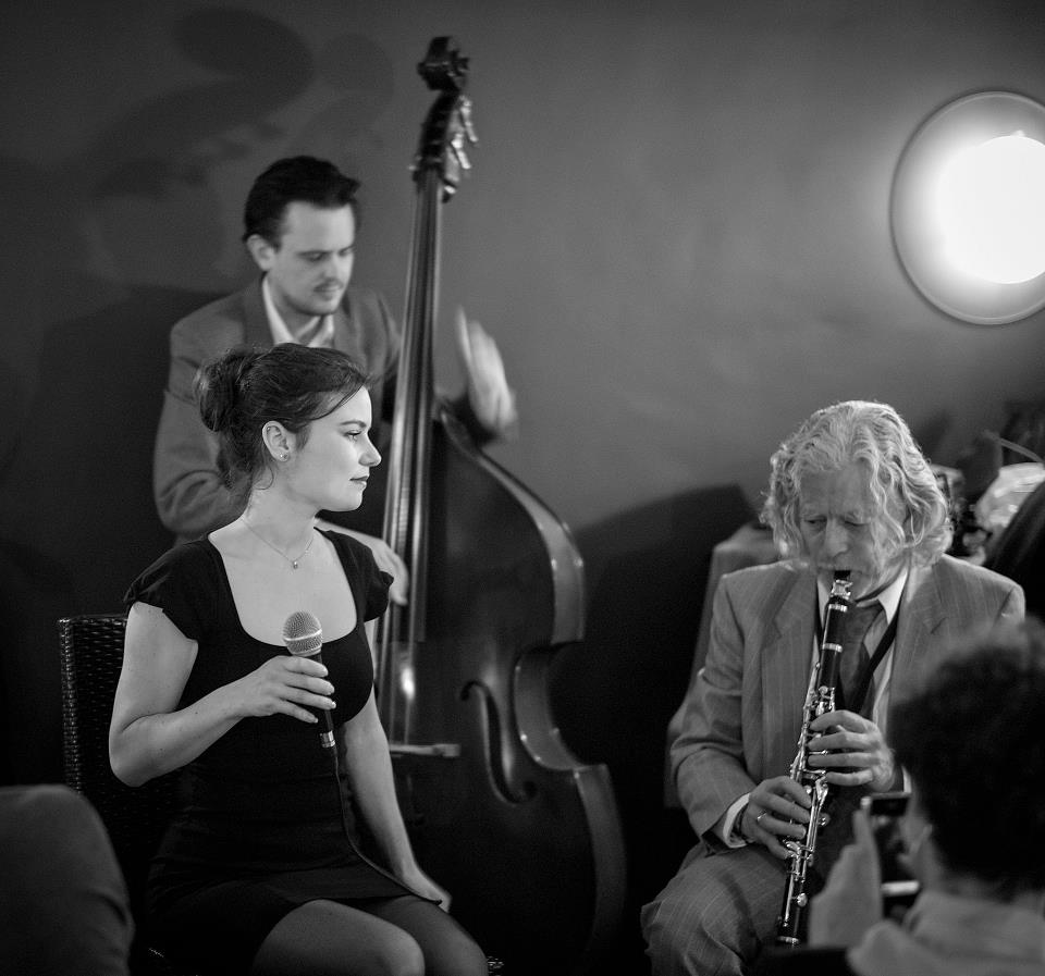 Chansons zur Eröffnung der neuen Konzertreihen: Die Sängerin Alexandra, zusammen mit Marco Nenniger am Kontrabass und George Ricci an der Klarinette.