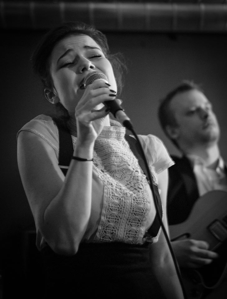 Mit Piaf, Aznavour und Jazz-Standards: Die Sängerin Alexandra (hier in Begleitung des Gitarristen Philipp Gloor) ist bereits ein Stammgast im St. Johann.