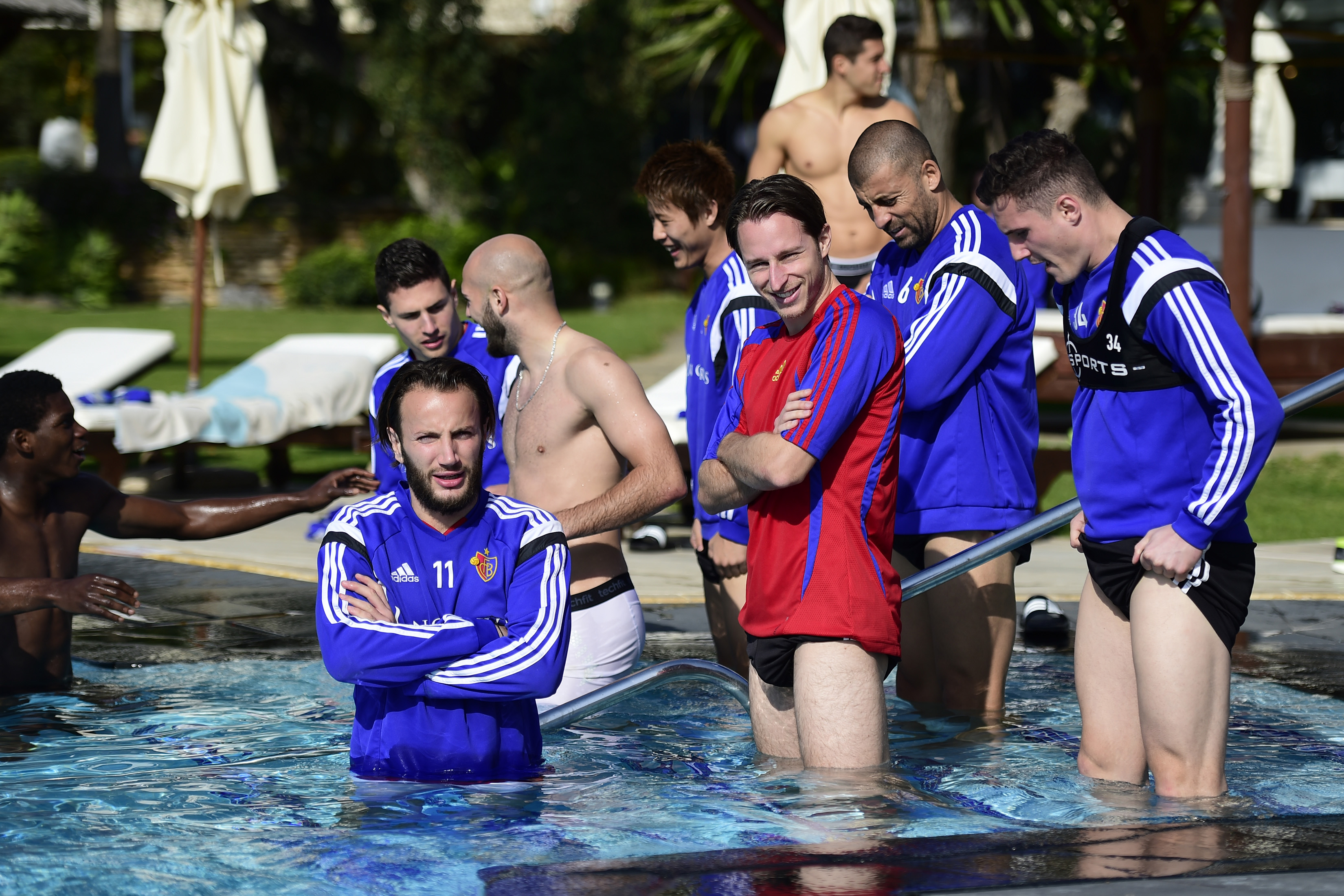 15.01.2015; Marbella; Fussball Super League - Trainingslager FC Basel - Training; Shkelzen Gashi, Fabian Schaer, Arlind Ajeti, Luca Zuffi, Taulant Xhaka und Walter Samuel. Anstelle die Entspannung mit dem Bad in der Eistonne zu machen, nutzen die Spieler den kalten Swimmingpool im Hotel. (Andy Mueller/freshfocus)