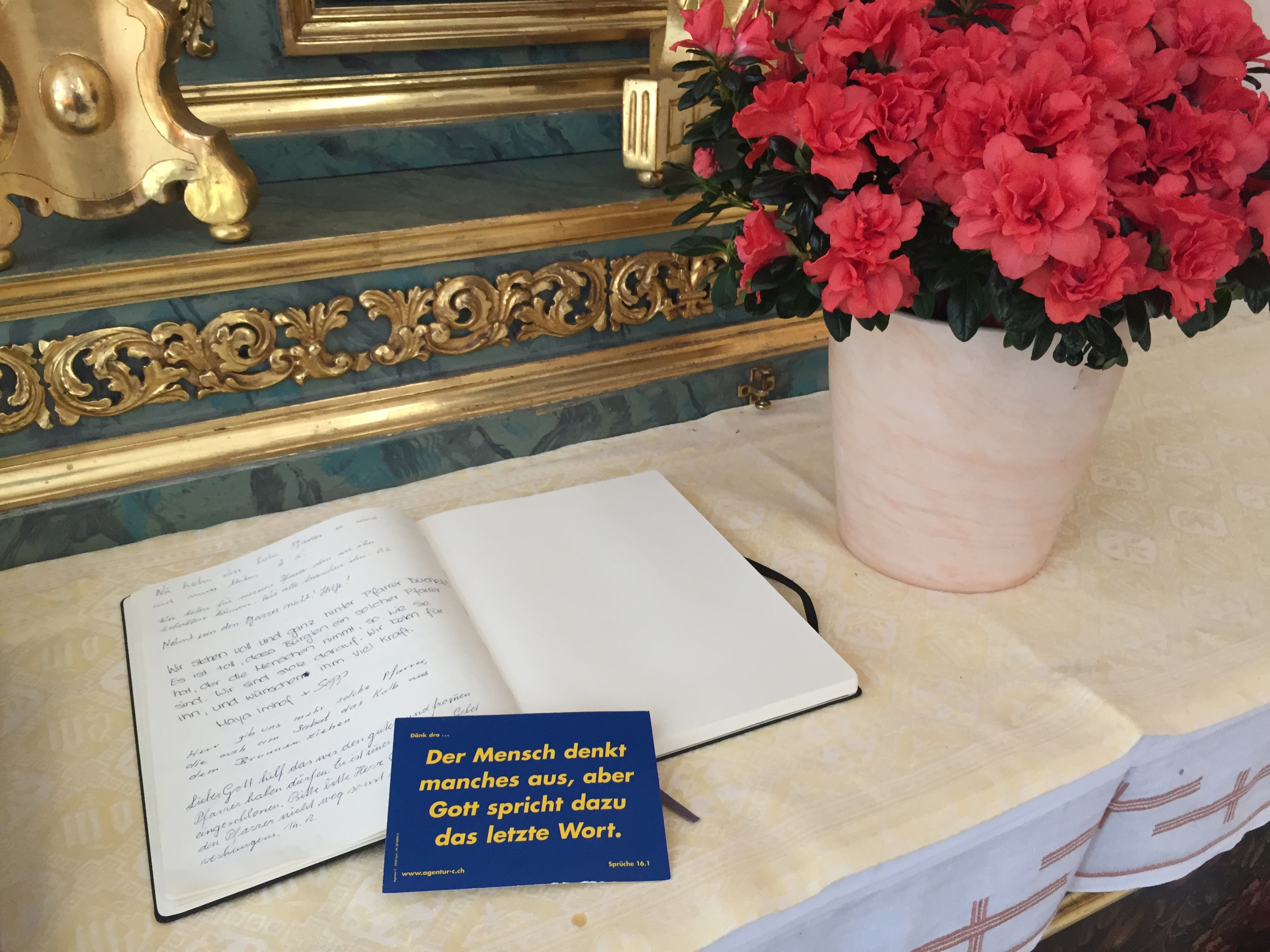 «Ein Pfarrer, der die Menschen nimmt, wie sie sind.» Gebetsbuch zur Unterstützung von Wendelin Bucheli in der Bürgler Kirche.