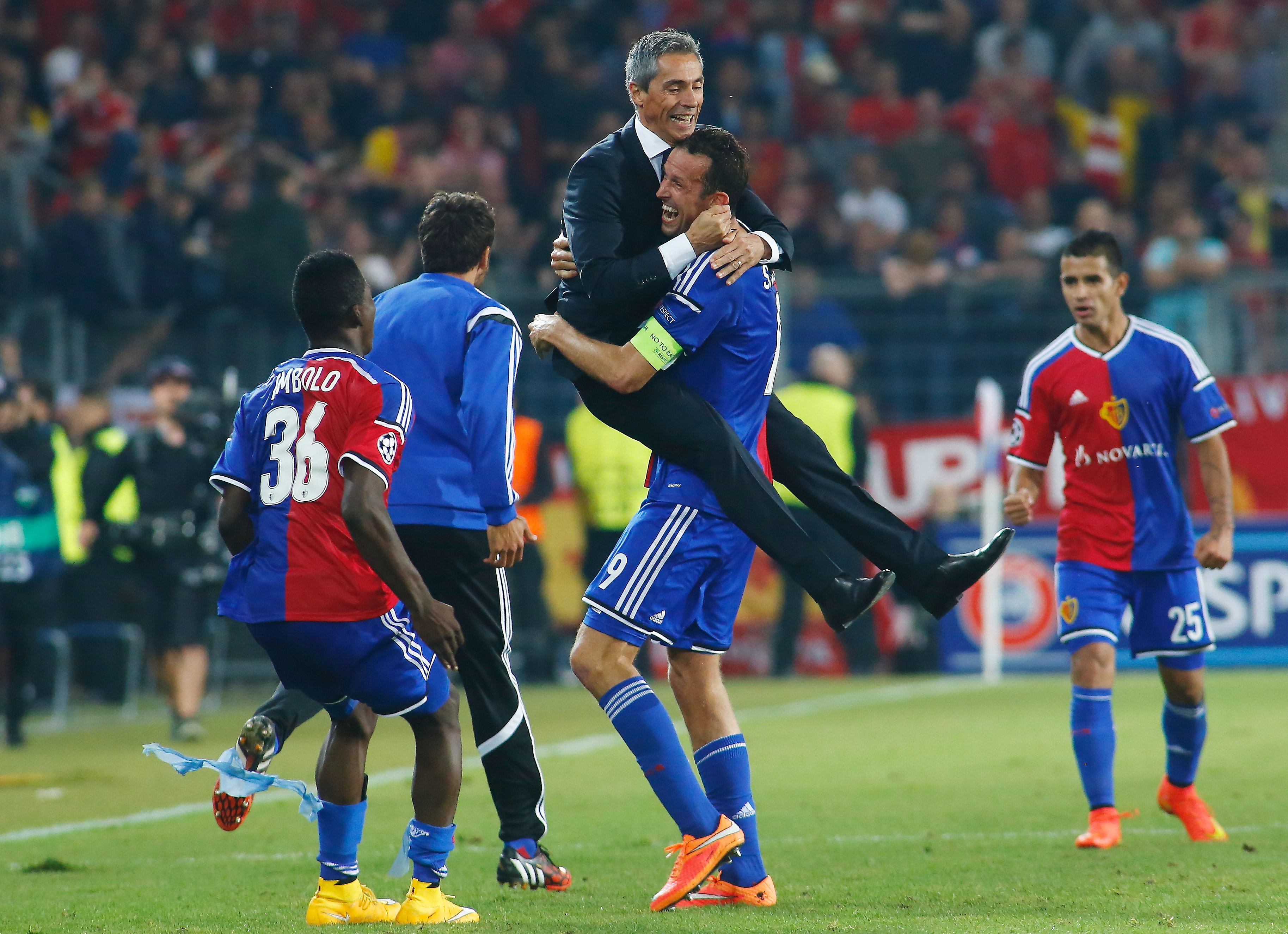 01.10.2014 St Jakob Park Basel , SCHWEIZ, Saison 2014/2015 Herren Fussball Gruppenphase UEFA Champions League FC Basel - Liverpool Schlussjubel Trainer Paulo Sousa - Marco Streller (FC Basel) � Manuel Geisser