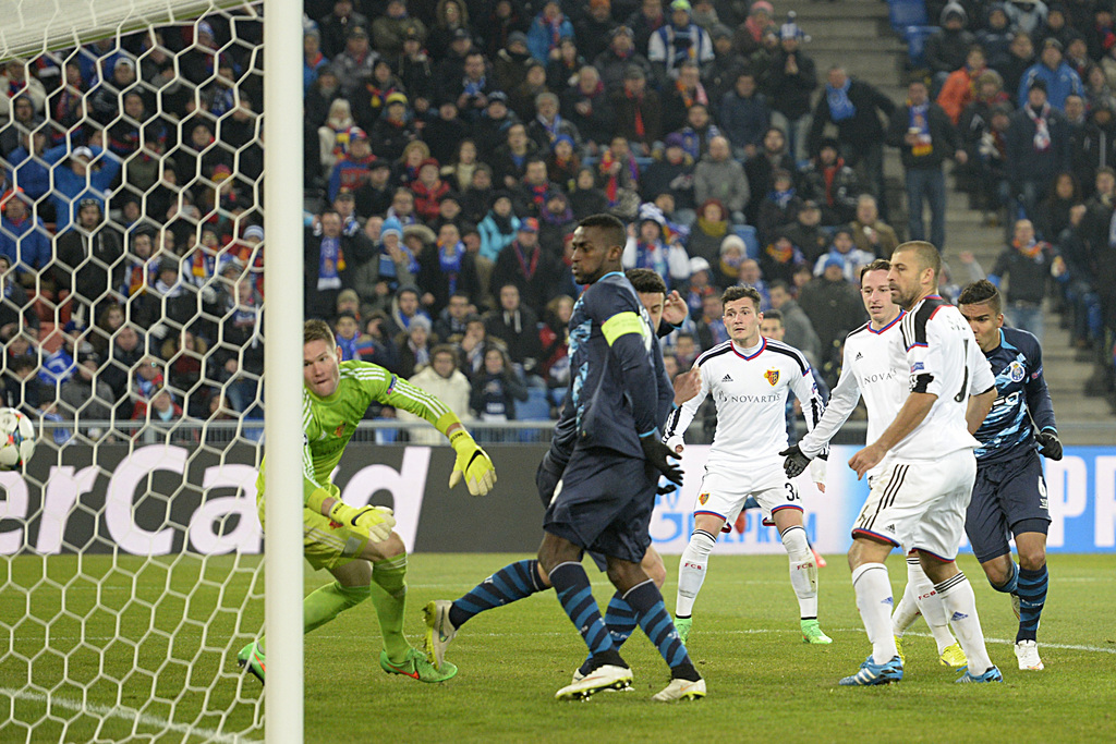 The canceled goal of Porto's Casemiro, right, during an UEFA Champions League round of sixteen first leg soccer match between Switzerland's FC Basel 1893 and Portugal's FC Porto in the St. Jakob-Park stadium in Basel, Switzerland, on Wednesday, February 18, 2015. (KEYSTONE/Georgios Kefalas)