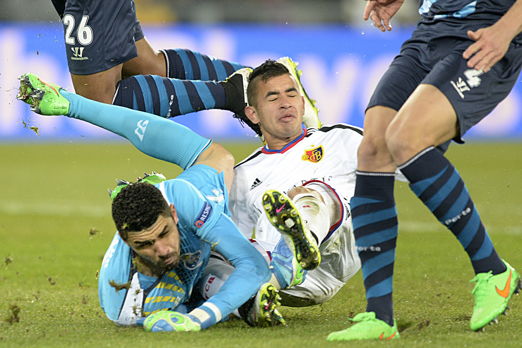 Basel's Derlis Gonzalez, center, scores against Porto's Alex Sandro, goalkeeper Fabiano and Maicon, from left, during an UEFA Champions League round of sixteen first leg soccer match between Switzerland's FC Basel 1893 and Portugal's FC Porto in the St. Jakob-Park stadium in Basel, Switzerland, on Wednesday, February 18, 2015. (KEYSTONE/Georgios Kefalas)