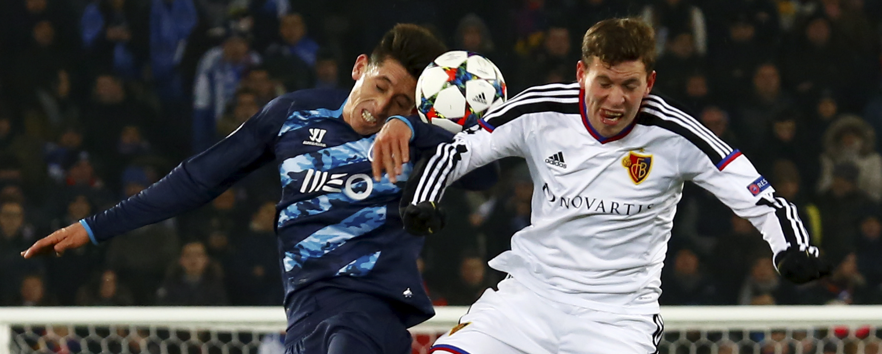 18.02.2015 Basel Schweiz Fussball Herren Champions League St.Jakob Park FC Basel - FC Porto Bild zeigt Hector Herrera (FC Porto ) (L.) gegen Fabian Frei (FC Basel) Aktion Zweikampf Foto (c) Anton Geisser