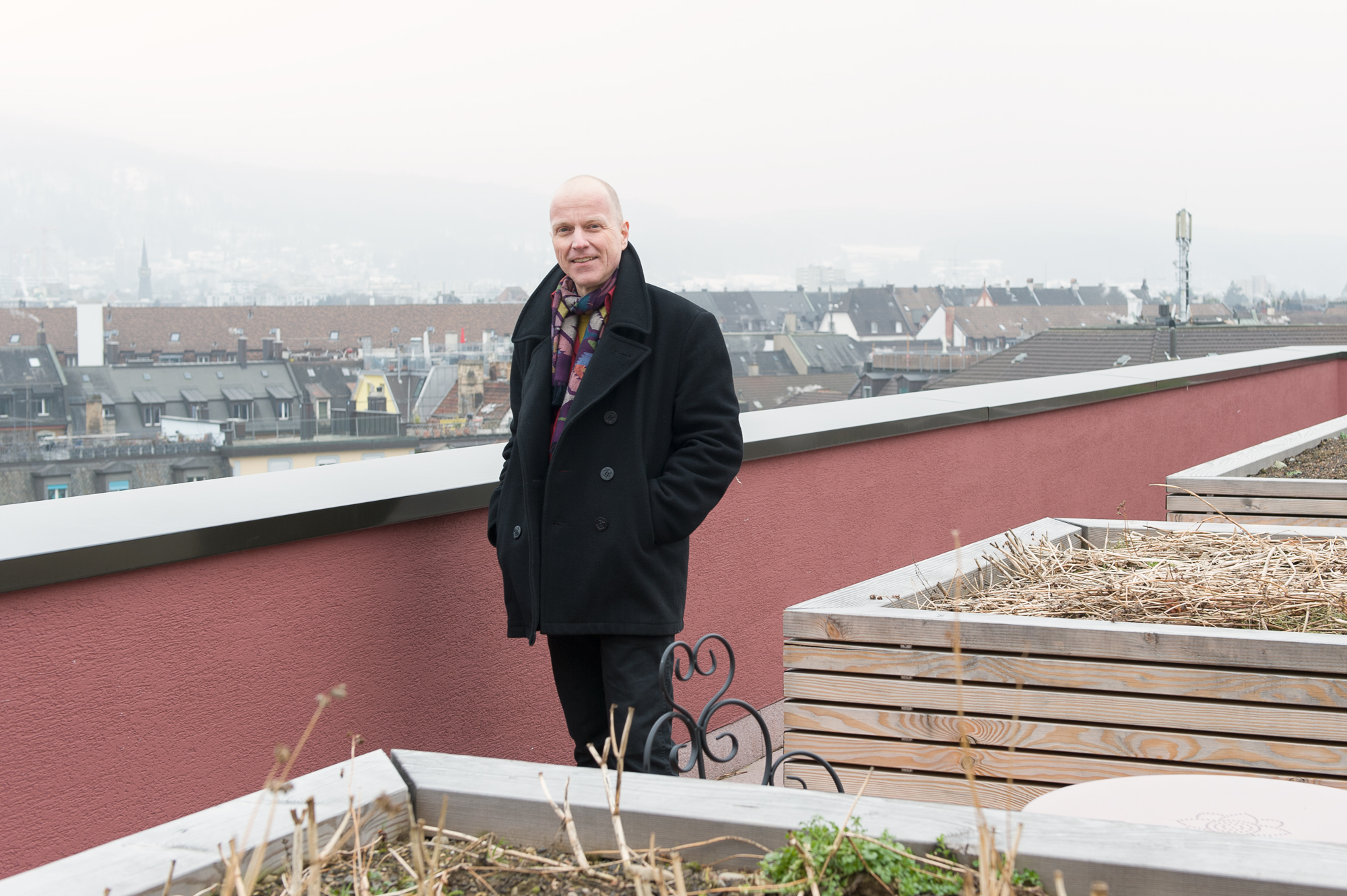 Fred Frohofer auf der Dachterrasse, wo auch Regenwasser aufgefangen wird. Die Bewohner der Kalkbreite wollen bewusst nachhaltig leben.
