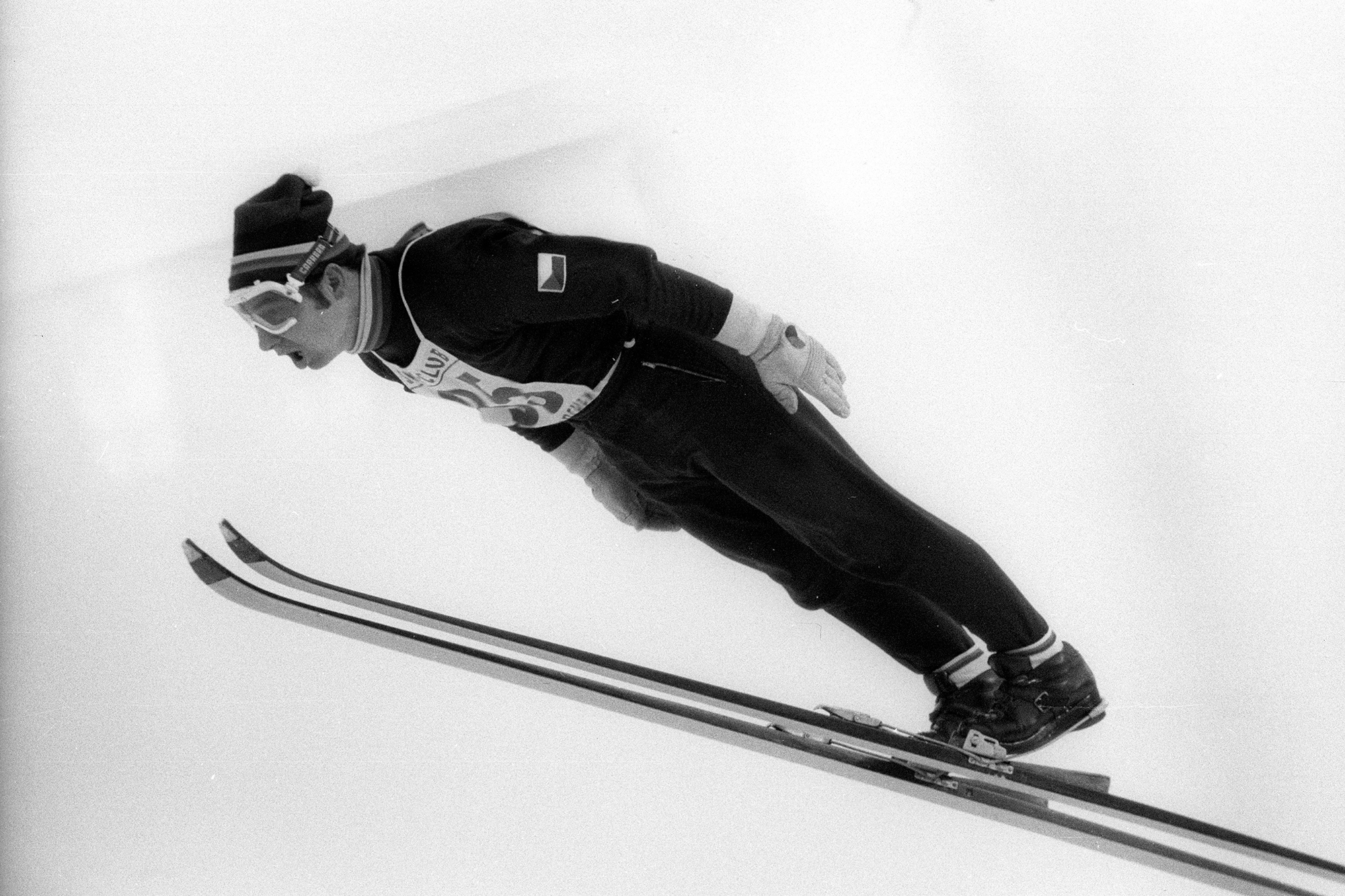 State of the Art bis in die 70er-Jahre: Jiri Raska (Tschechoslowakei) bei einem in allen Hinsichten perfekt ausgeführten Sprung im so genannten Fisch-Stil.