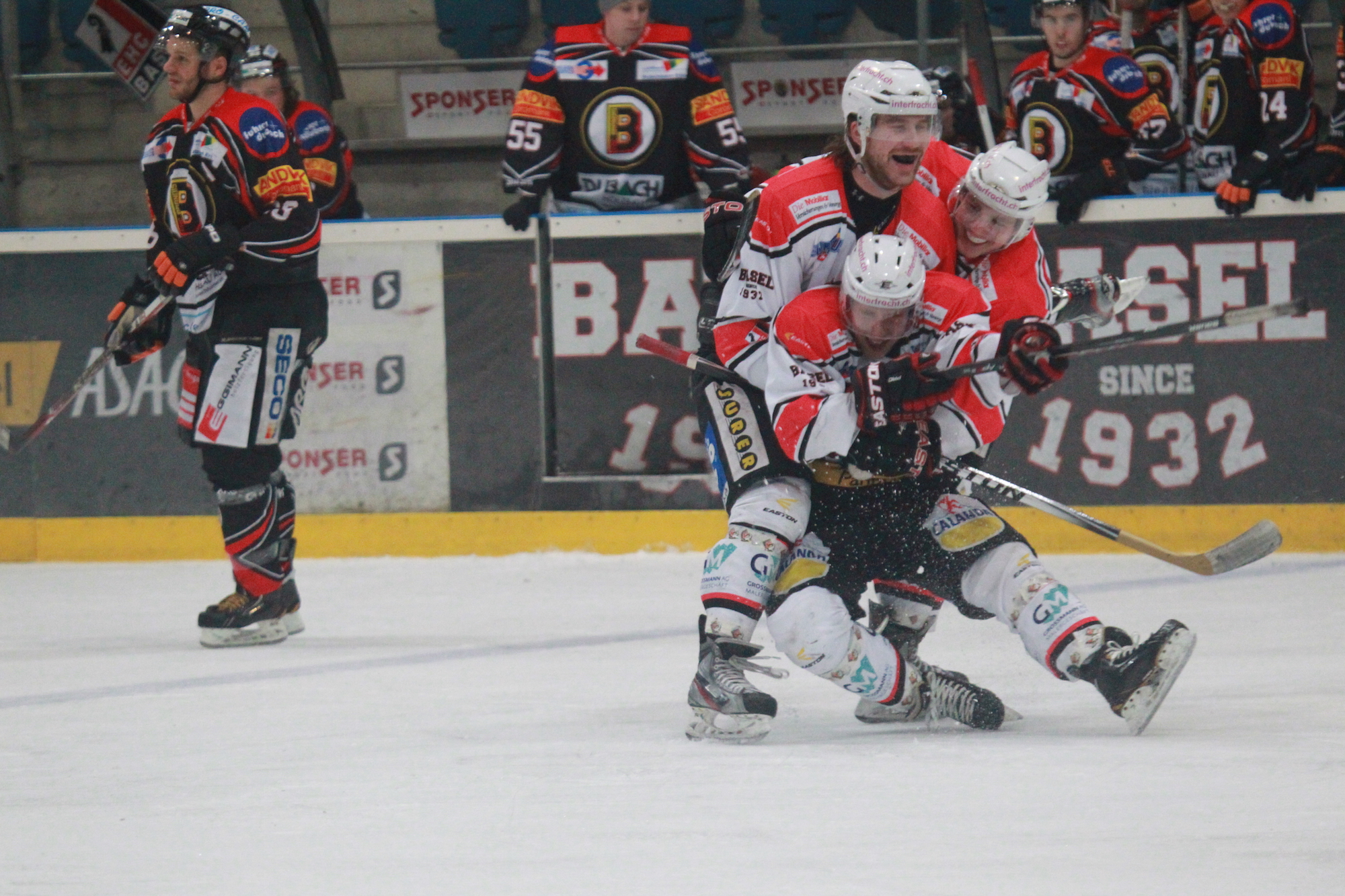 Grosse Freude: Remo Hunziker wird für sein Tor Tor zum 6:2 im Playoff gegen Brandis gefeiert.