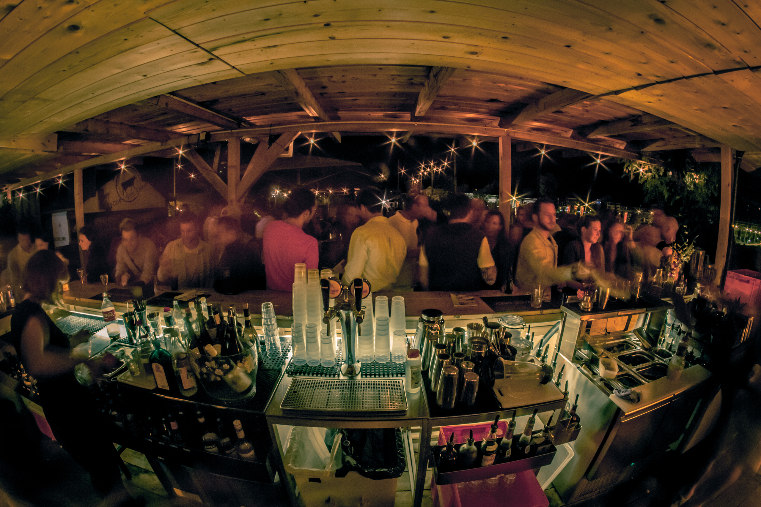 Die Dachterrasse der Hinterhof Bar ist an warmen Sommerabenden sehr gut besucht.