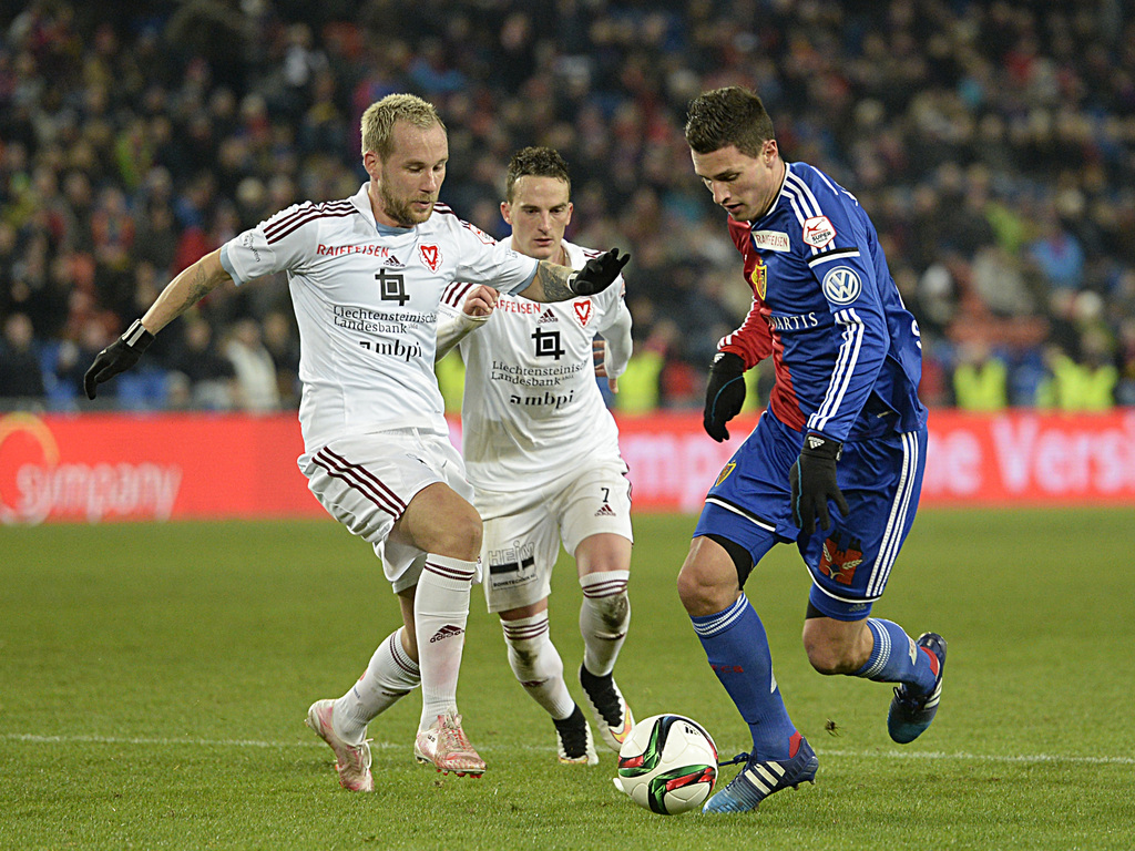 Die Vaduzer Markus Neumayr und Steven Lang, koennen den Basler Fabian Schaer, von links, nicht am Flanken hindern im Fussball Meisterschaftsspiel der Super League zwischen dem FC Basel und dem FC Vaduz, im Stadion St. Jakob-Park in Basel, am Samstag, 28. Februar 2015. (KEYSTONE/Georgios Kefalas)