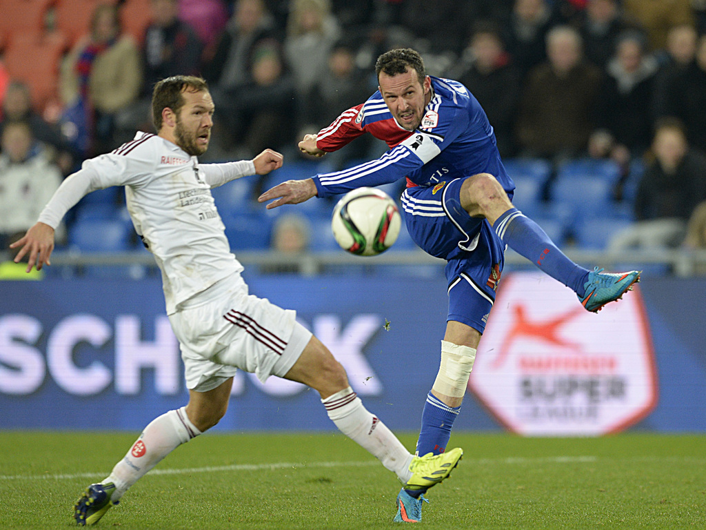 Der Basler Marco Streller, rechts, verzieht einen Schuss gegen den Vaduzer Franz Burgmeier, links, im Fussball Meisterschaftsspiel der Super League zwischen dem FC Basel und dem FC Vaduz, im Stadion St. Jakob-Park in Basel, am Samstag, 28. Februar 2015. (KEYSTONE/Georgios Kefalas)