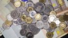 Swiss coins lying on Euro bills, pictured on June 12,2012. (KEYSTONE/Gaetan Bally)
Schweizer Geld auf Euro-Noten, aufgenomme