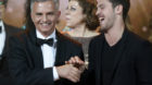 Bundesrat Didier Burkhalter, links, freut sich mit Musiker Bastian Baker, ueber seine Wahl zum Schweizer des Jahres, anlaessl