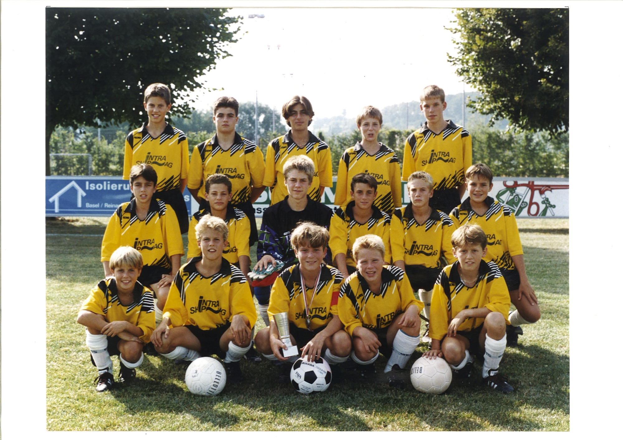 Marco Streller und sein Freund Alex Frei (2. und 3. v. l.) bei den Junioren des FC Aesch 1992/93.
