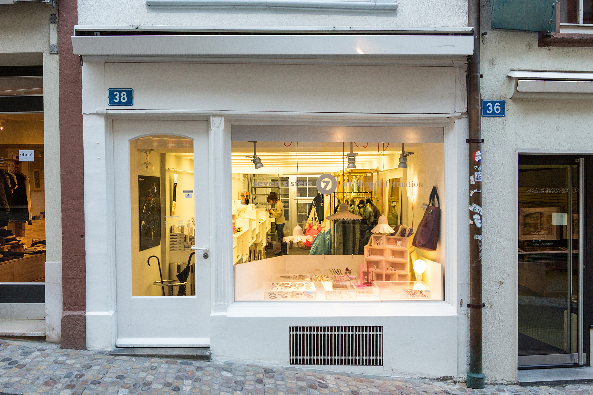 Dieses Geschäft empfiehlt auch die «New York Times» in ihrer gedruckten Reisetipp-Sammlung «36 Hours in Europe»: Die Boutique «Seven Sisters» an der Ecke zum Nadelberg.