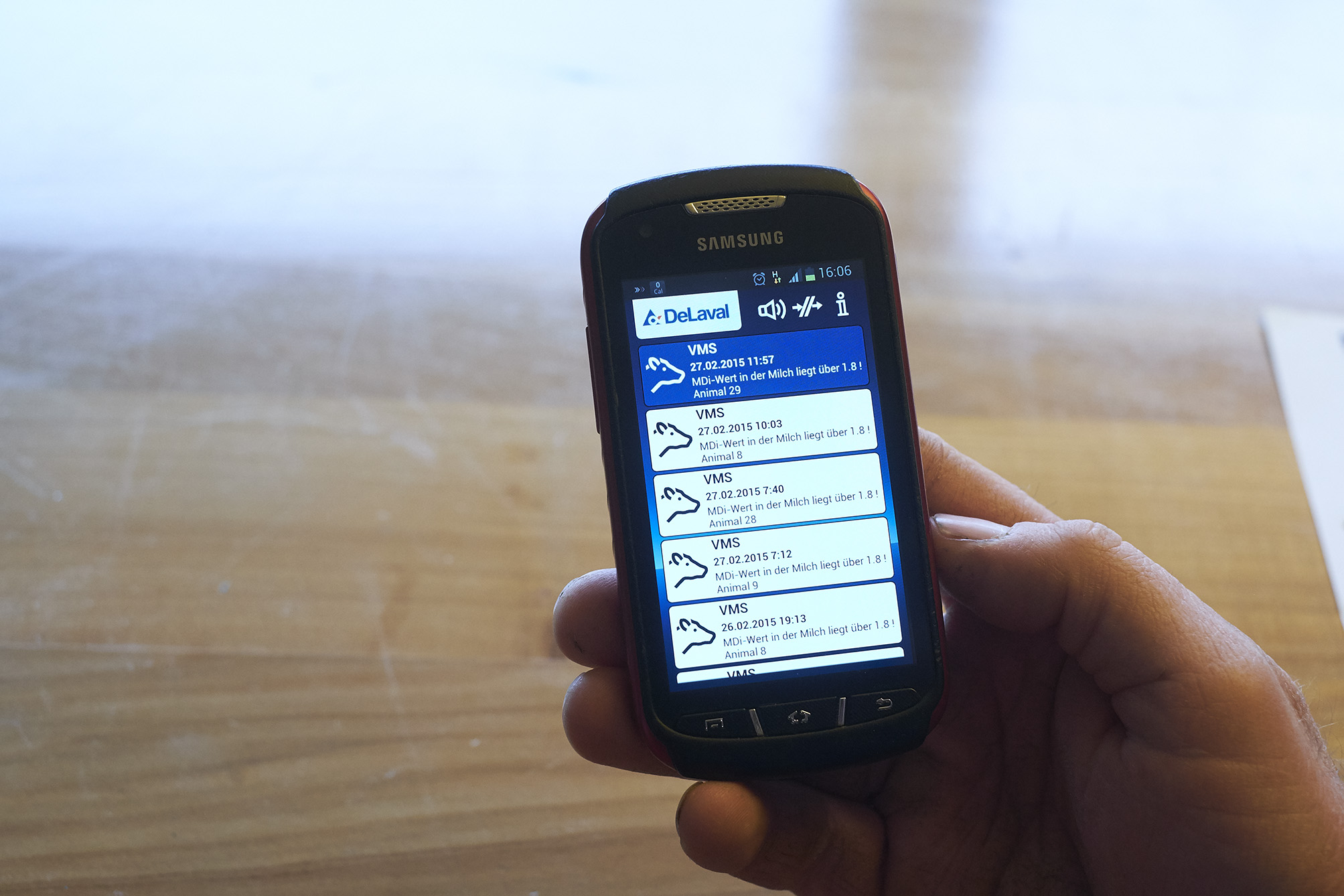 Mit dem App auf dem Handy lässt sich der Melkroboter aus der Ferne steuern.