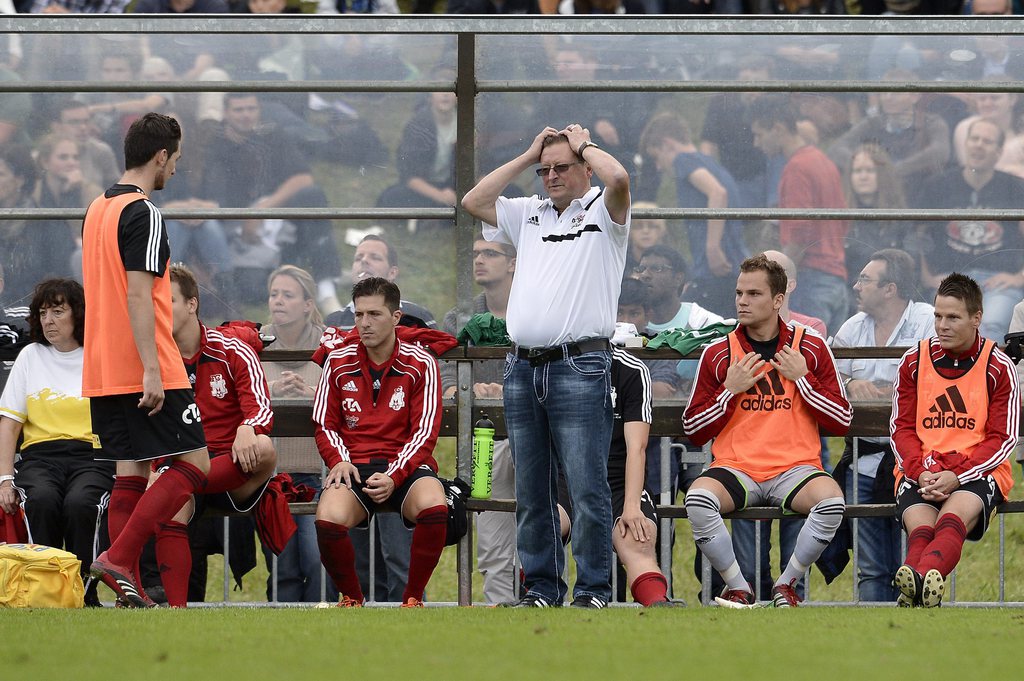 Muensingens Trainer Kurt Feuz rauft sich die Haare in dem Sechzehntelfinale des Schweizer Cup zwischen dem FC Muensingen (1. Liga Classic) und dem FC Basel (SuperLeague), am Samstag, 14. September 2013, auf dem Sportplatz Sandreutenen in Muensingen. (KEYSTONE/Peter Schneider)