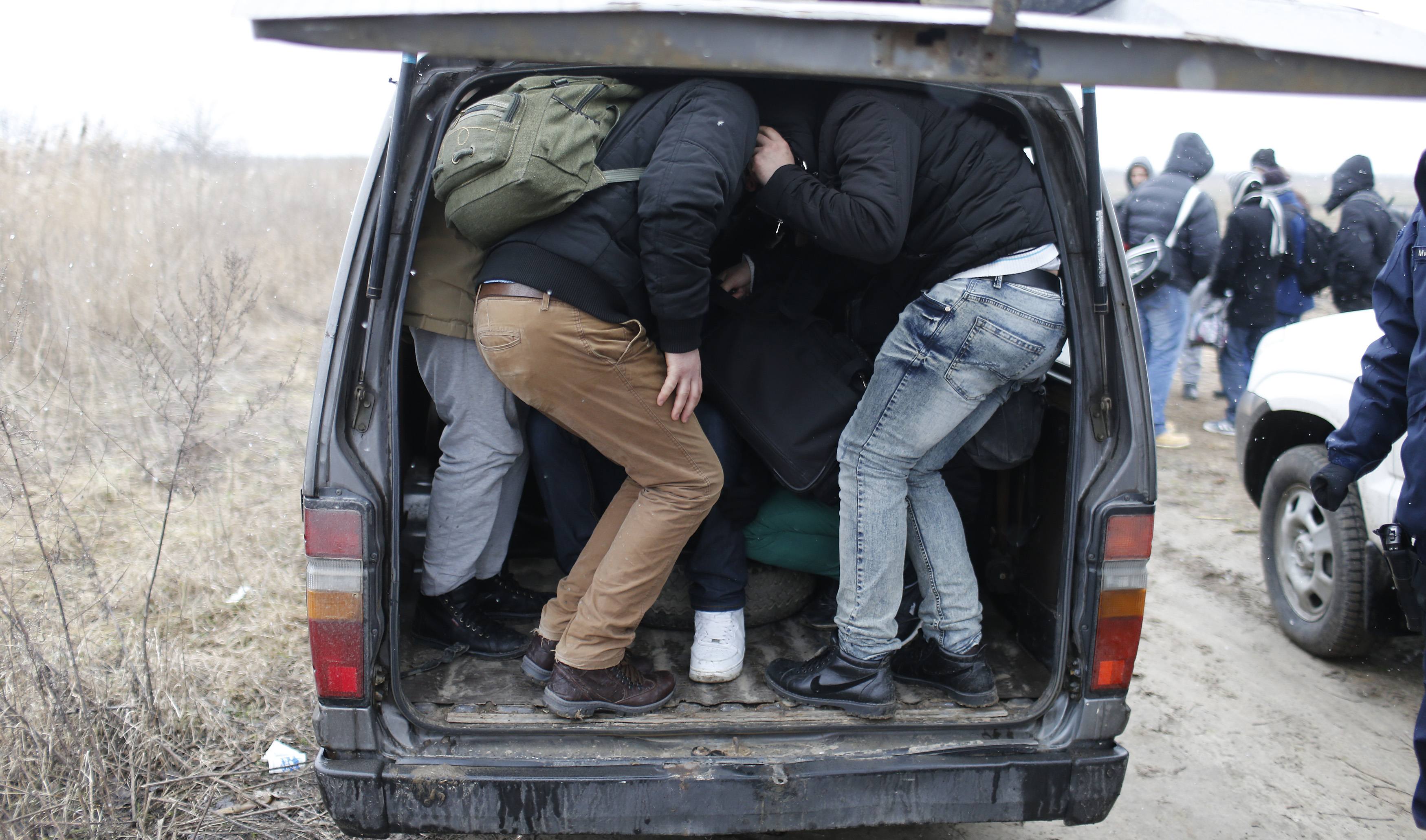 Kosovars try to enter a Serbian border police vehicle after being detained while trying to cross the border to Hungary, near the town of Subotica, near the Serbian-Hungarian border, February 6, 2015. The European Union is experiencing a steep rise in the number of Kosovo citizens smuggling themselves into the affluent bloc, with 10,000 filing for asylum in Hungary in just one month this year compared to 6,000 for the whole of 2013. It follows a relaxation of travel rules allowing Kosovars to reach EU borders via Serbia and has coincided with political turmoil and street unrest in Kosovo fuelled by poverty, high unemployment and economically debilitating corruption. REUTERS/Marko Djurica (SERBIA - Tags: SOCIETY IMMIGRATION POLITICS)