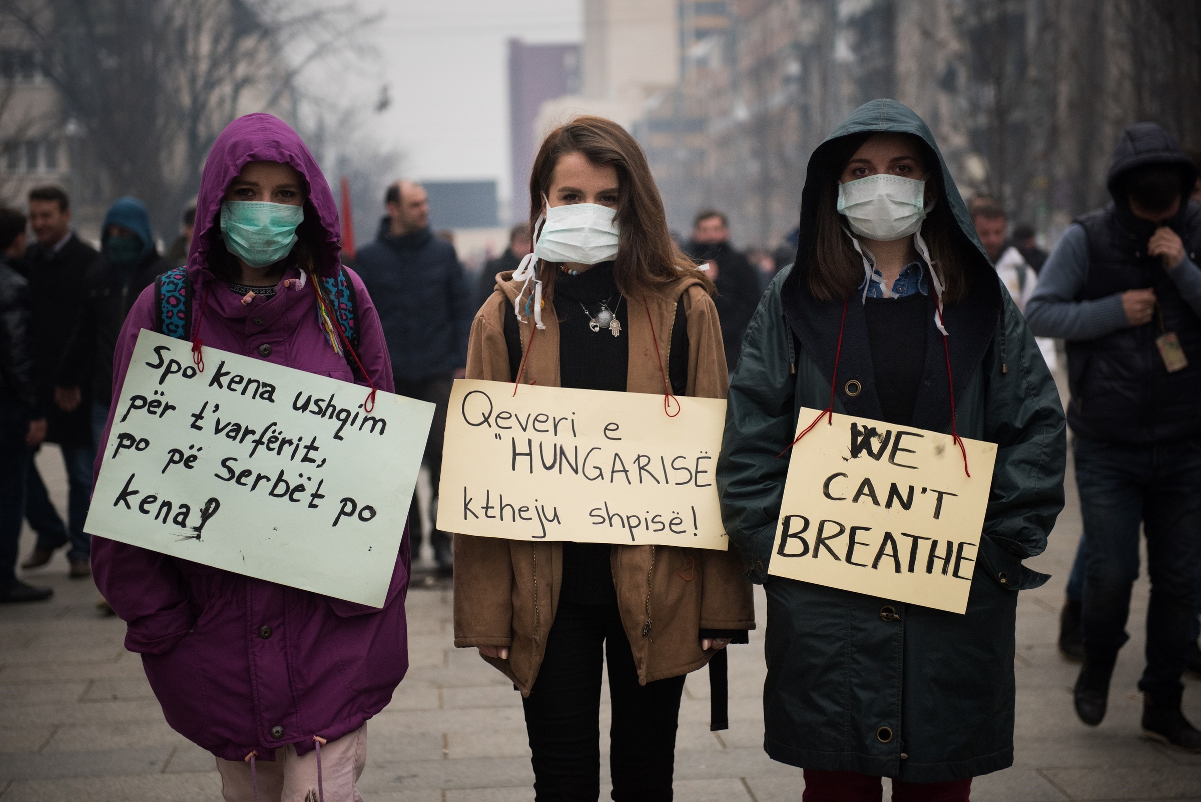 Wir haben nicht genug um die Armen zu speisen, aber wir haben genug f�r die Serben. Das Kosovo wird von den schwersten Ausschreitungen seit der Unabh�ngigkeit 2008 heimgesucht. Die Proteste richten sich gegen die Regierung von Premierminister Isa Mustafa. Dabei spielen antiserbische Ressentiments eine wichtige Rolle. / The most severe riots since Kosovo's independence in 2008 took place in Pristina. The protests are directed against Prime minister Isa Mustafa. Anti-Serbian-resentments play an important role.