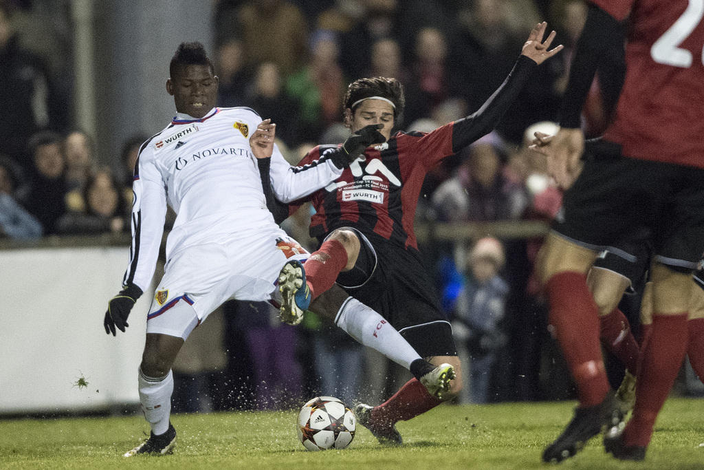 Muensingens Max Dreier, rechts, im Kampf um den Ball gegen Basels Breel Embolo, links, waehrend dem Schweizer Cup Viertel Final Fussball Spiel zwischen dem FC Muensingen und dem FC Basel am Mittwoch, 4. Maerz 2015 auf dem Sportplatz Sandreutenen in Muensingen. (KEYSTONE/Marcel Bieri)