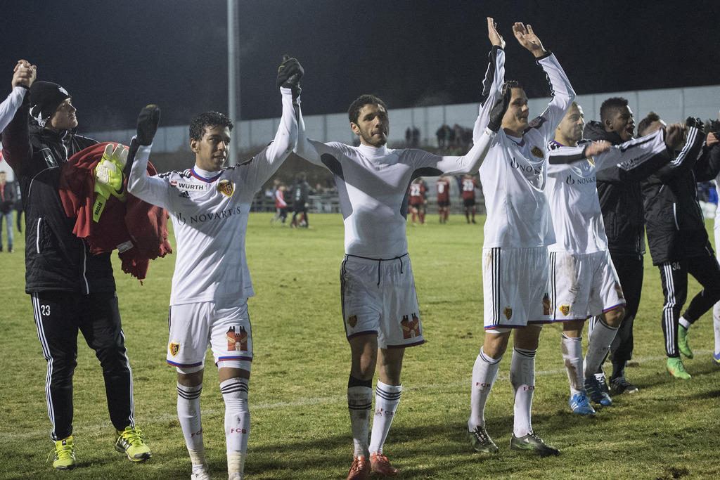 Die Basler Spieler verabschieden sich nach dem Schweizer Cup Viertel Final Fussball Spiel zwischen dem FC Muensingen und dem FC Basel am Mittwoch, 4. Maerz 2015 auf dem Sportplatz Sandreutenen in Muensingen. (KEYSTONE/Marcel Bieri)