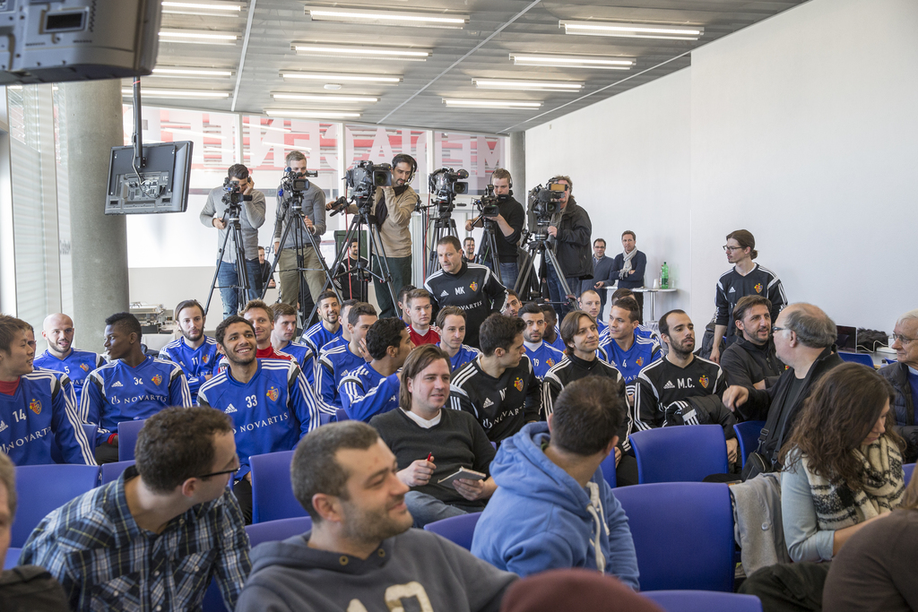 Geschlossen verfolgt das Fanionteam des FCB die Pressekonferenz ihres Captains.