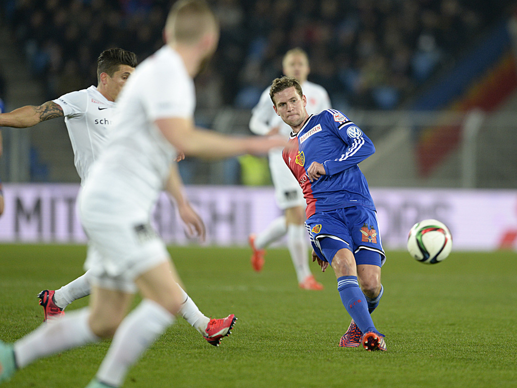 Der Basler Fabian Frei schlaegt einen Pass im Fussball Meisterschaftsspiel der Super League zwischen dem FC Basel und dem FC Thun, im Stadion St. Jakob-Park in Basel, am Samstag, 7. Maerz 2015. (KEYSTONE/Georgios Kefalas)