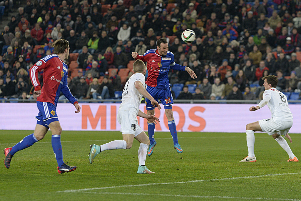 Der Basler Marco Streller, Mitte, erzielt das 2:0 im Fussball Meisterschaftsspiel der Super League zwischen dem FC Basel und dem FC Thun, im Stadion St. Jakob-Park in Basel, am Samstag, 7. Maerz 2015. (KEYSTONE/Georgios Kefalas)