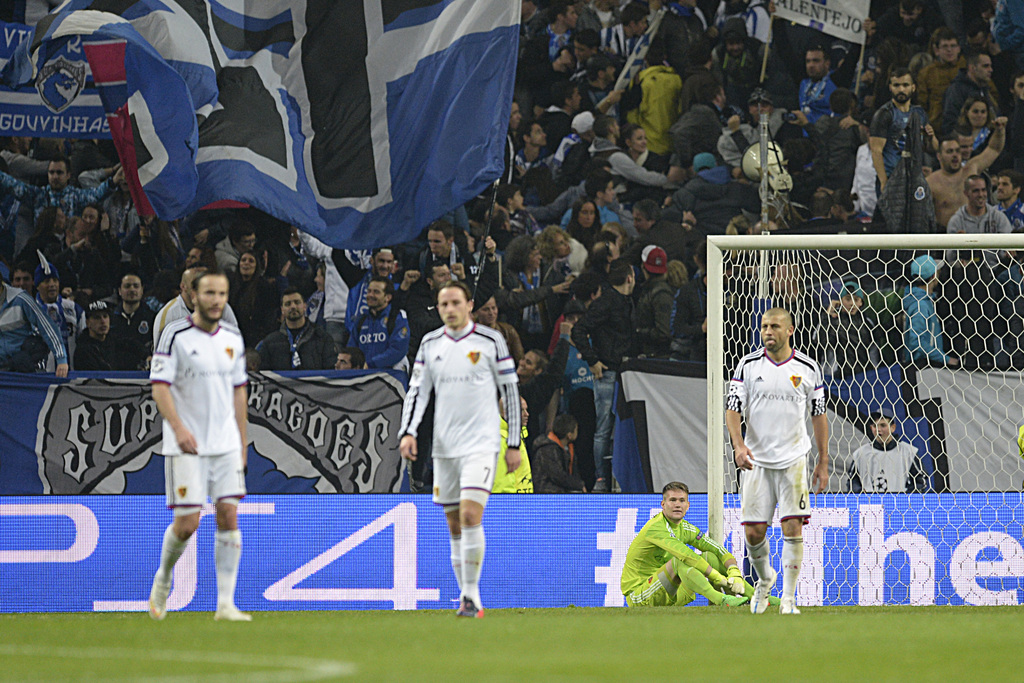 Basel's goalkeeper Tomas Vaclik, second right, on the floor afterPorto's third goal during an UEFA Champions League round of sixteen second leg soccer match between Portugal's FC Porto and Switzerland's FC Basel 1893 in the Dragao stadium in Porto, Portugal, on Tuesday, March 10, 2015. (KEYSTONE/Georgios Kefalas)