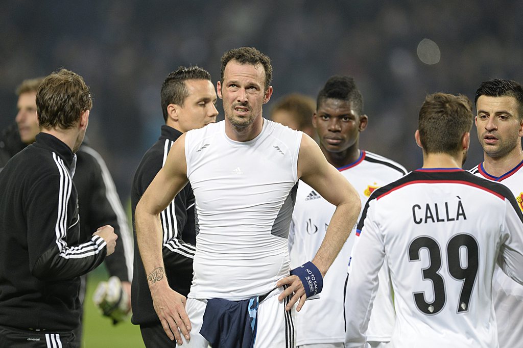 epa04656871 The players of Switzerland's FC Basel thank the fans after losing the UEFA Champions League round of sixteen second leg soccer match against Portugal's FC Porto in the Dragao stadium in Porto, Portugal, on Tuesday, March 10, 2015. EPA/GEORGIOS KEFALAS