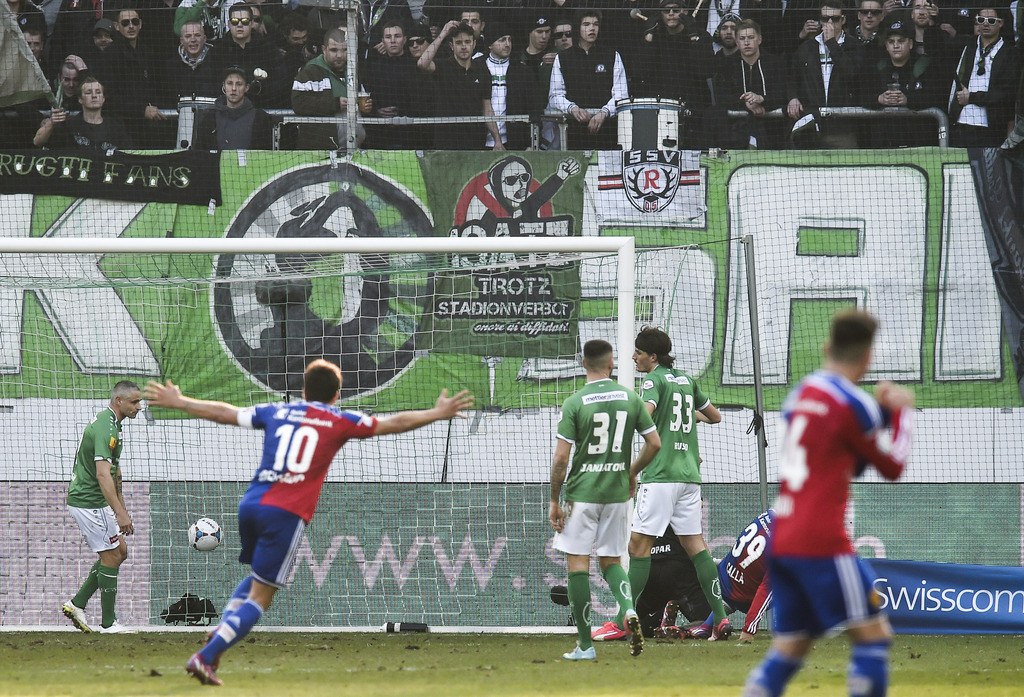 Davide Calla von Basel, rechts, trifft zum 1:2 fuer Basel, im Fussballspiel der Super League zwischen dem FC St. Gallen und dem FC Basel, am Sonntag, 15. Maerz 2015, in der AFG Arena in St. Gallen. (KEYSTONE/Gian Ehrenzeller)