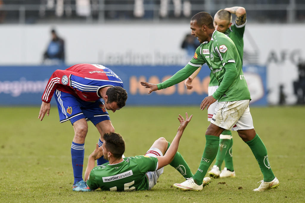 Marco Streller von Basel, links, redet auf Stephane Besle von St. Gallen ein, mit Teamkollegen Everton Luiz Guimaraes Bilher und Mario Mutsch, von links, im Fussballspiel der Super League zwischen dem FC St. Gallen und dem FC Basel, am Sonntag, 15. Maerz 2015, in der AFG Arena in St. Gallen. (KEYSTONE/Gian Ehrenzeller)