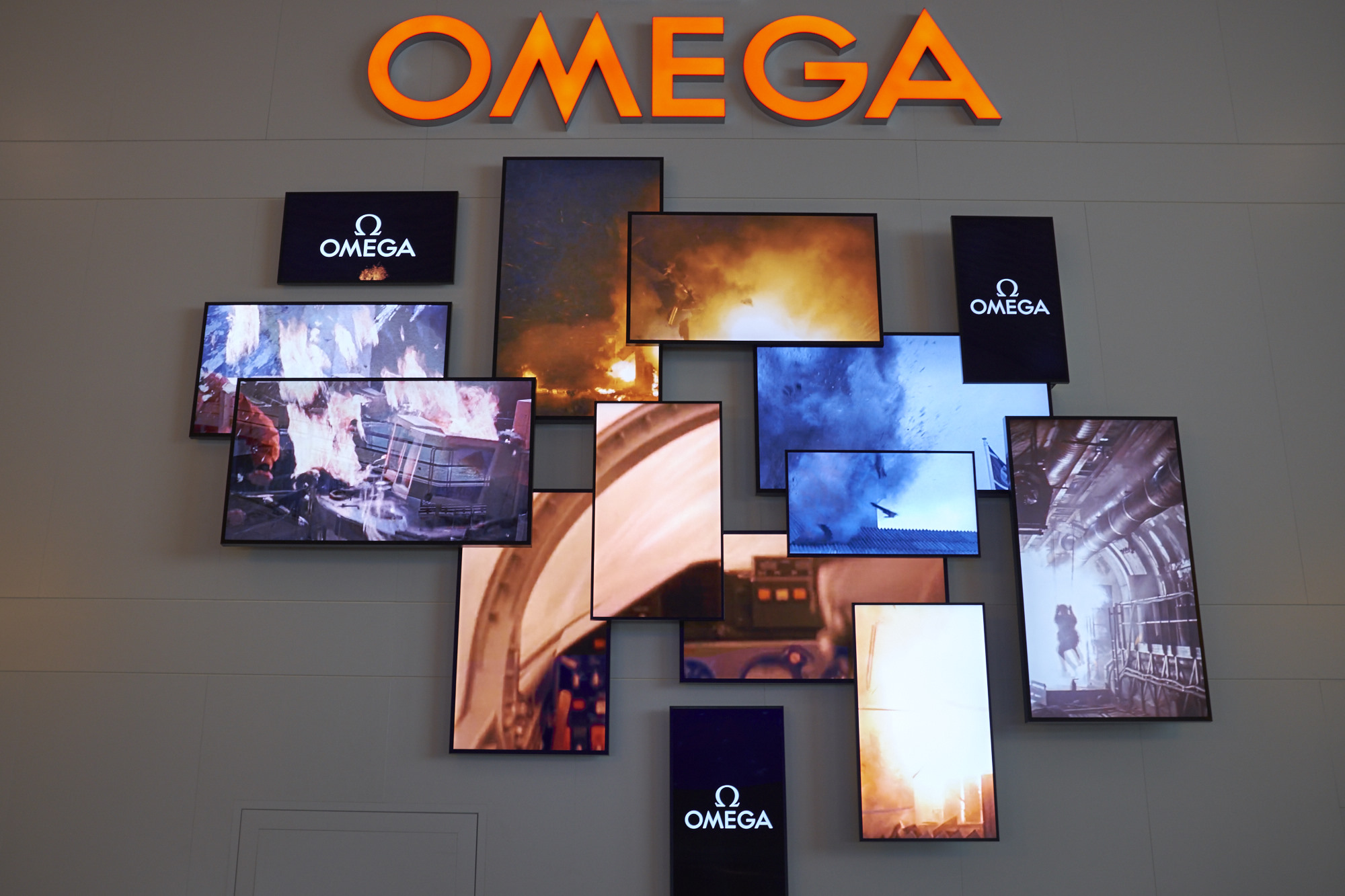 Am Omegastand, behauptet unser Fotograf, kann man an der jeweiligen Baselworld sehen, was die Videokünstler drei Monate später an der Art Basel zeigen werden.