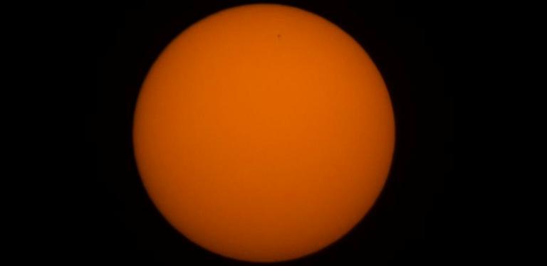 Nicht grösser als ein Stäubchen auf der Linse: der kleine braune Punkt bei 12 Uhr ist ein Sonnenfleck.