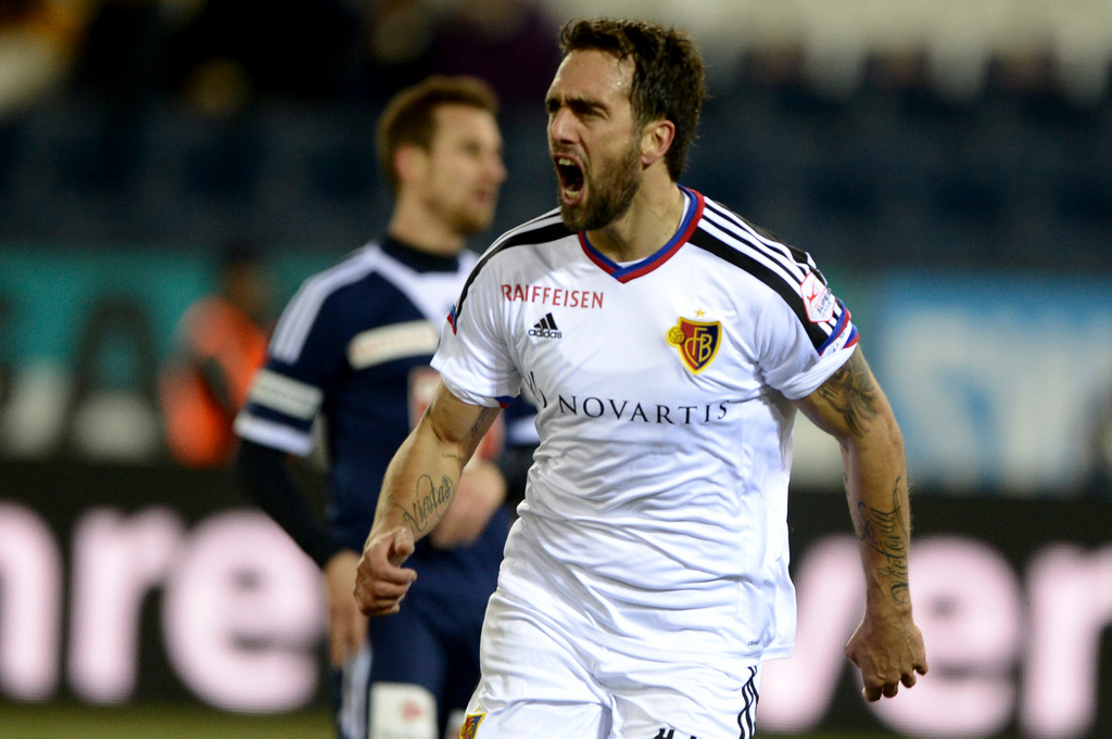 Matias Delgado, rechts, von Basel, feiert sein Tor zum 0:1 fuer Basel, im Fussball Meisterschaftsspiel zwischen dem FC Luzern und dem FC Basel, am Samstag, 6. Dezember 2014, in Luzern. (KEYSTONE/Urs Flueeler)