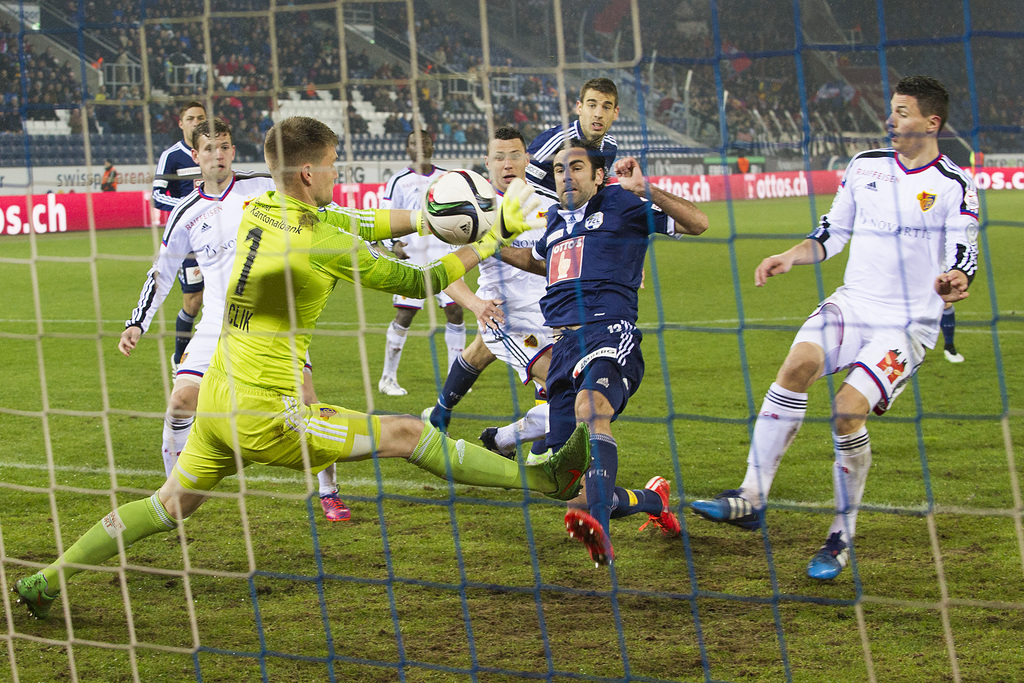 Tomas Vaclik von Basel, links, und Tomislav Puljic von Luzern, rechts, kaempfen um den Ball beim Fussball Meisterschaftsspiel der Super League zwischen dem FC Luzern und dem FC Basel am Samstag, 21. Maerz 2015, in der Swissporarena in Luzern. (KEYSTONE/Anthony Anex)