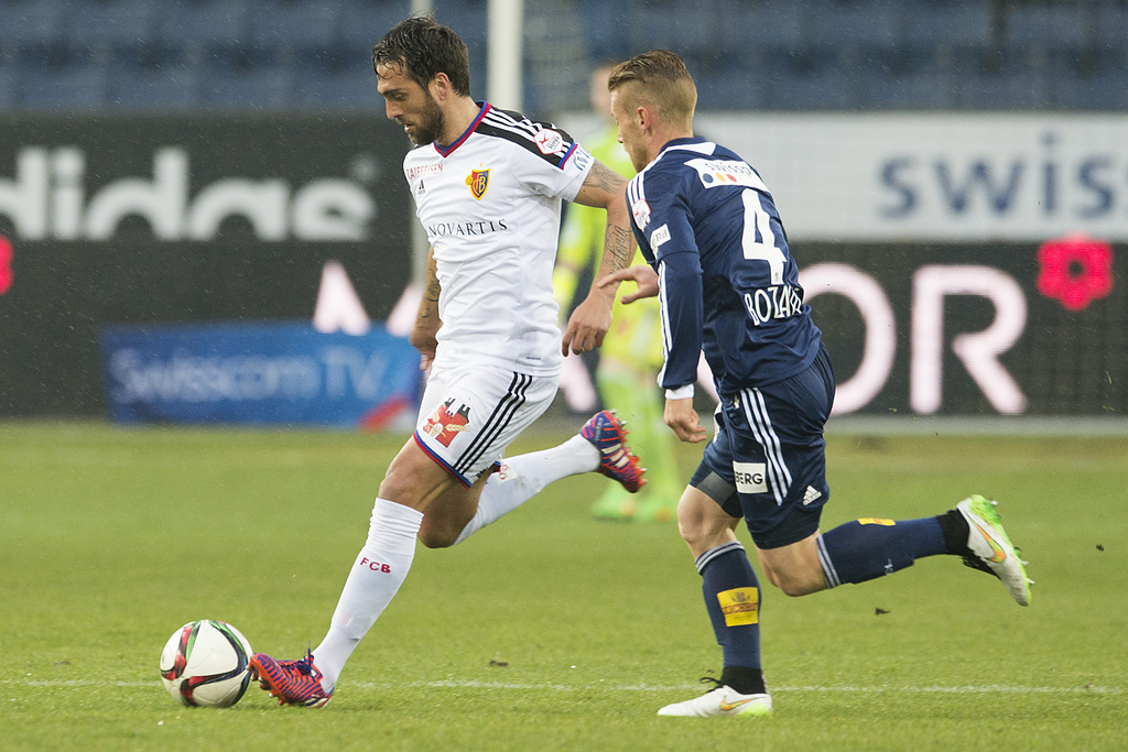 Matias Emilio Delgado von Basel, links, und Olivier Bozanic von Luzern, rechts, kaempfen um den Ball beim Fussball Meisterschaftsspiel der Super League zwischen dem FC Luzern und dem FC Basel am Samstag, 21. Maerz 2015, in der Swissporarena in Luzern. (KEYSTONE/Anthony Anex)