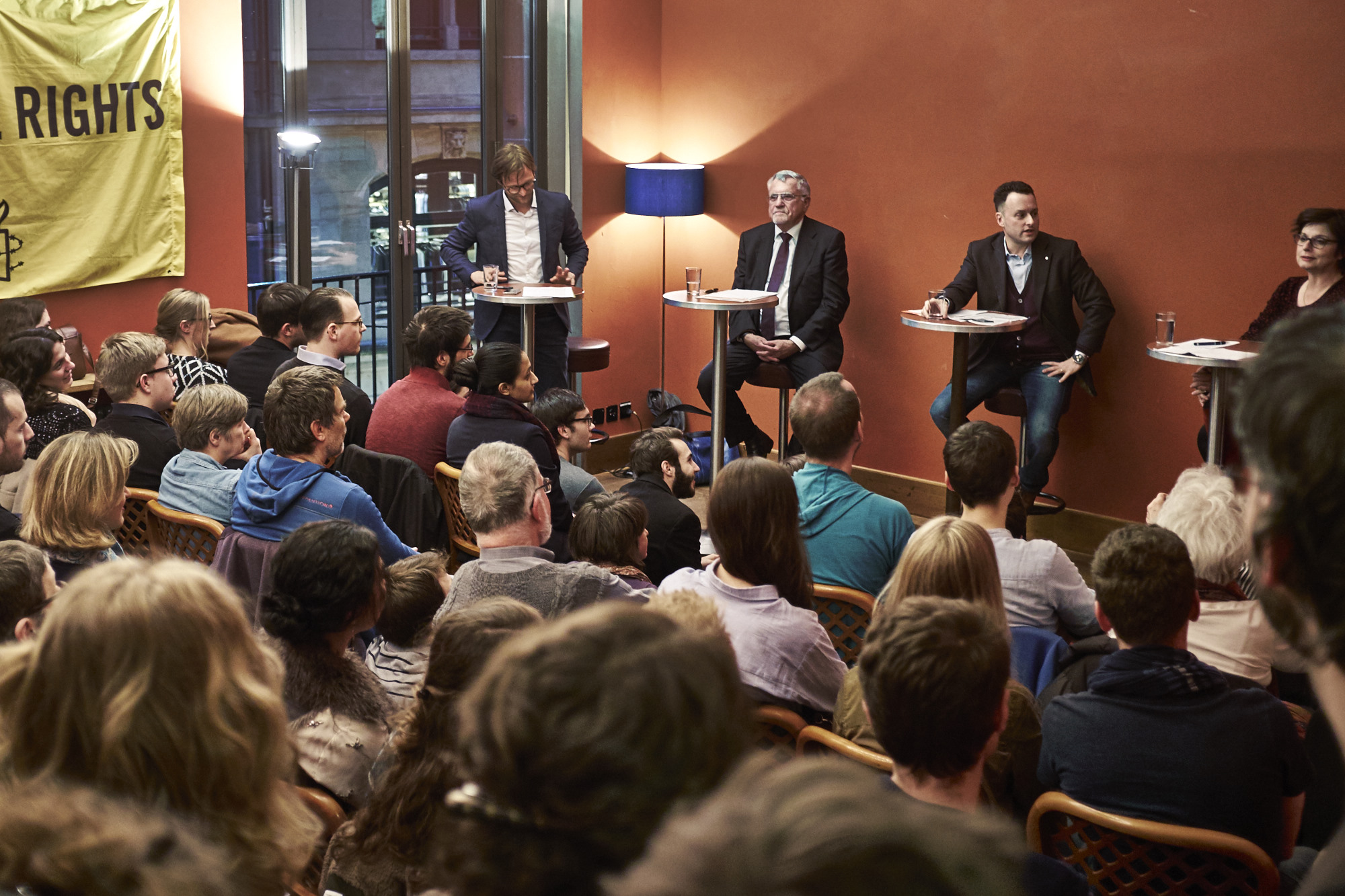 Ein voller Saal: Manche Zuhörer fanden keinen Sitzplatz mehr und mussten zwei Stunden am Boden sitzen oder stehen.