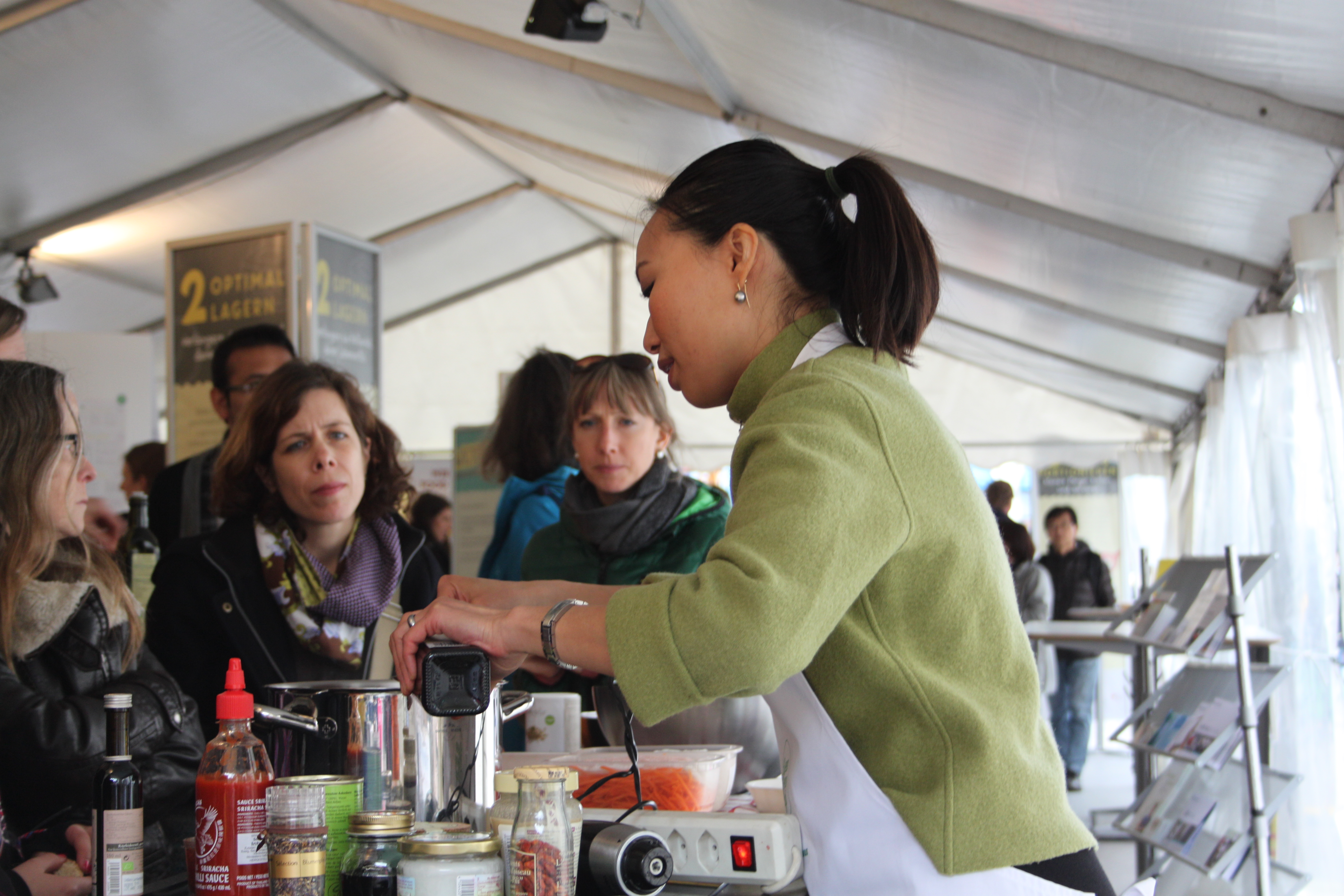 Etwas Schwierigkeiten beim Zuhören: Die von köstlichen Düften eingenebelten Zuhörer des Workshops «Bewusst-Kochen».