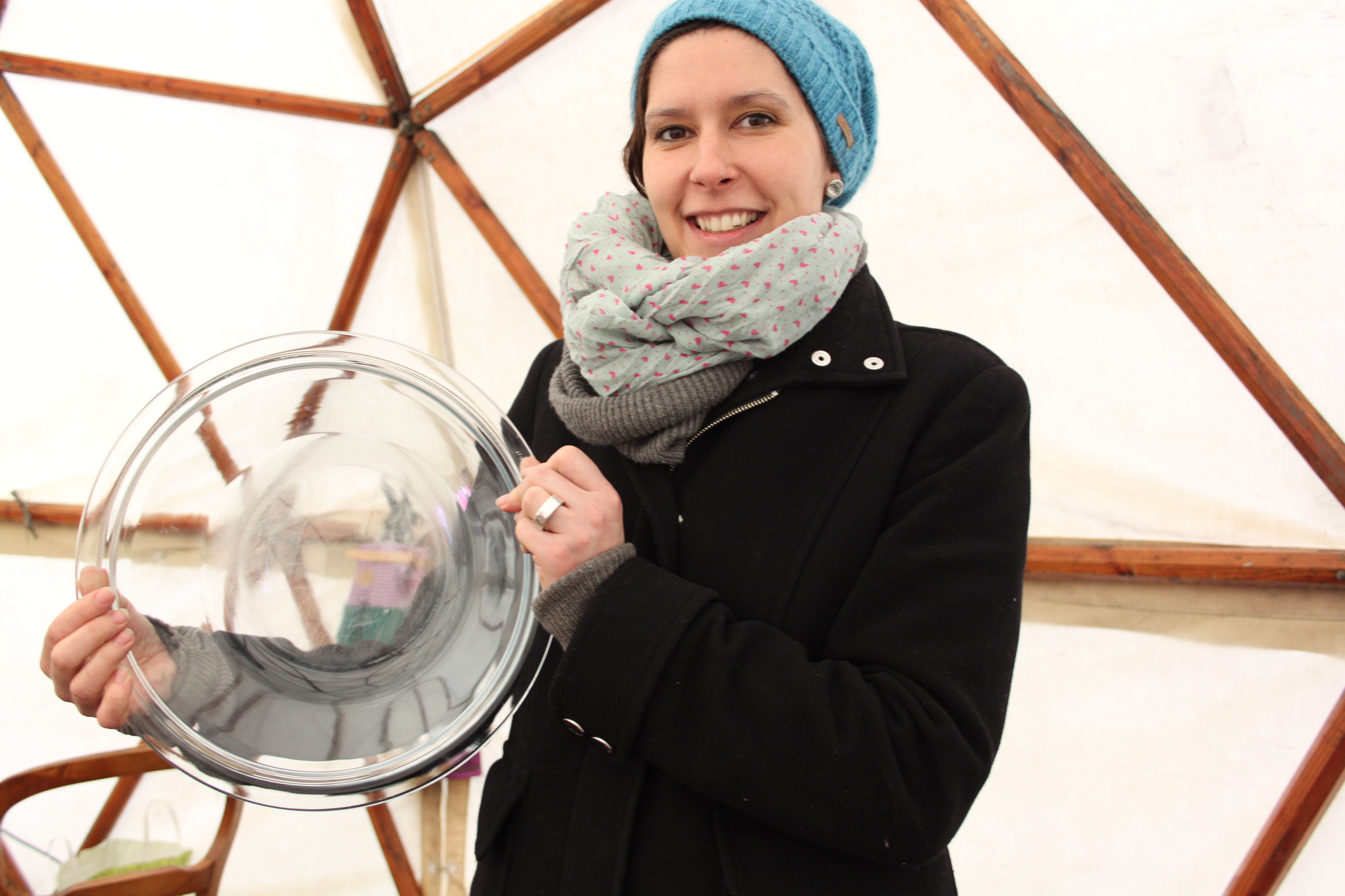 Beim Upcycling zählt die gute Idee. Die Schüssel, die Simone Cueni hier hält, war vorher ein Waschmaschinenfenster