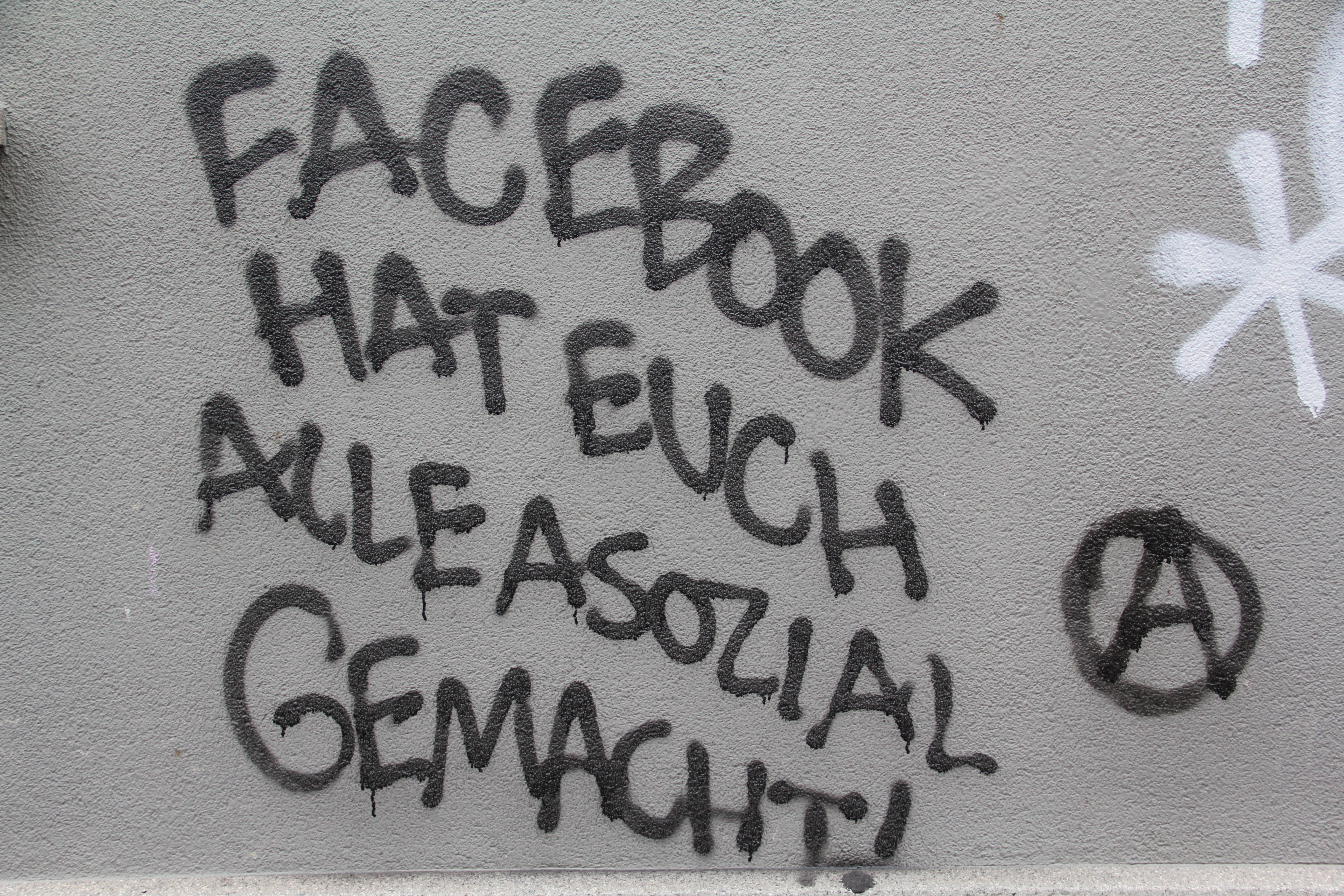 An der Gasstrasse geht man mit Social-Media-Süchtigen ins Gericht.