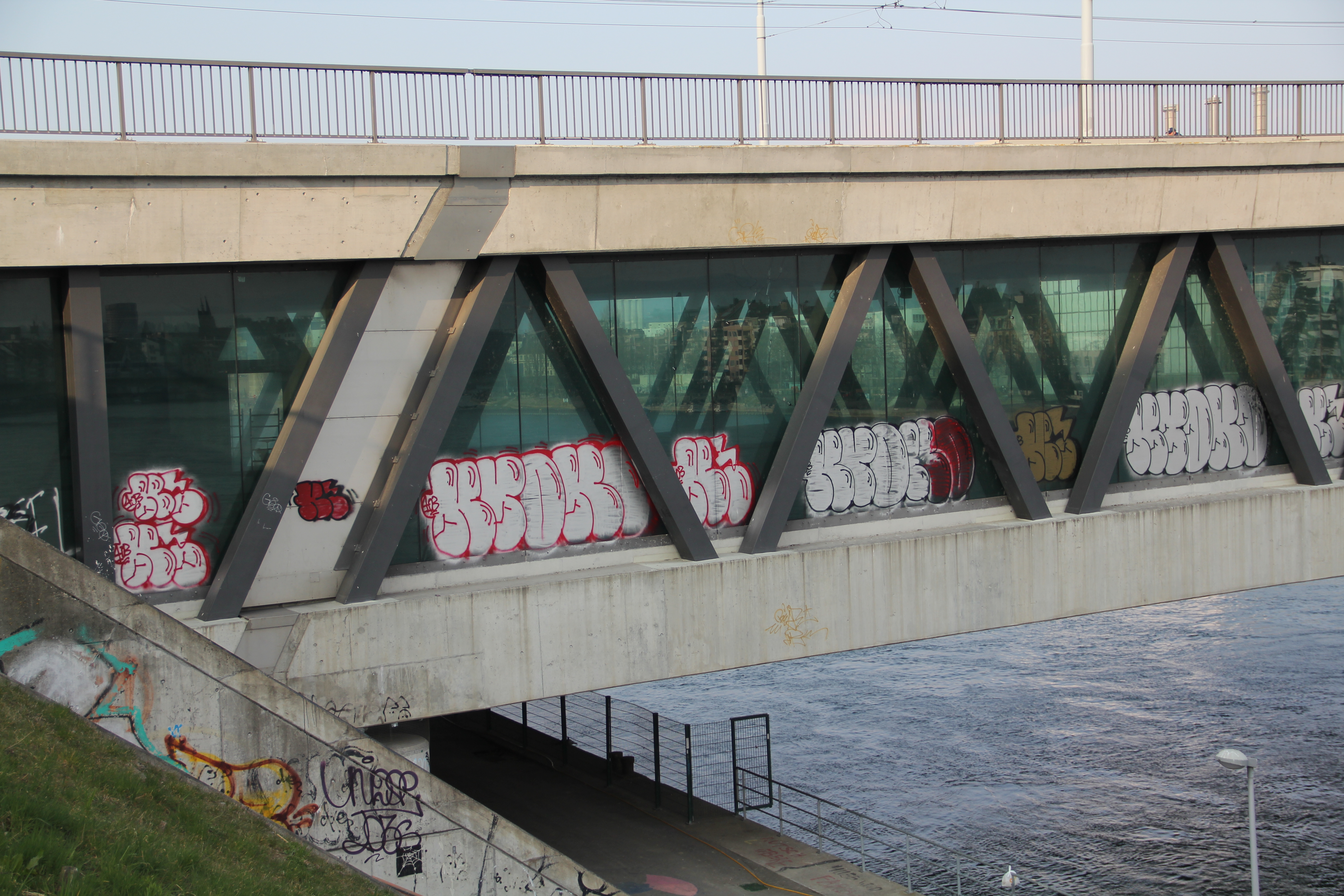 Auch die Dreirosenbrücke erwischt es immer wieder.