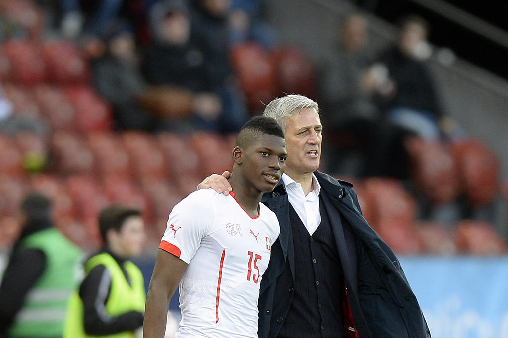 Switzerland's Breel Embolo, left, and Switzerland's head coach Vladimir Petkovic, right, during the international friendly soccer match between Switzerland and the USA at the Letzigrund stadium in Zuerich, Switzerland, on Tuesday, March 31, 2015. (KEYSTONE/Walter Bieri)