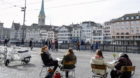 Menschen geniessen die milden Temperaturen in der Zuercher Innenstadt in einem Strassencafe am Samstag, 15. Februar 2014. (KE