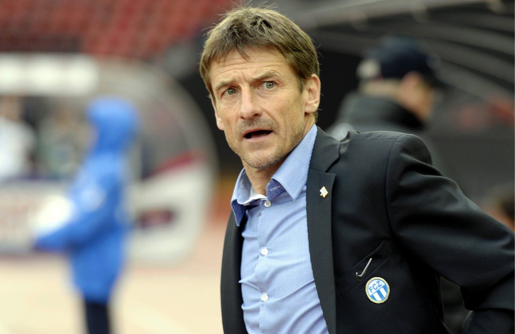 Der Zuercher Trainer Urs Meier beim Fussball Meisterschaftsspiel der Super League zwischen dem FC Zuerich und dem FC Basel am Sonntag, 27. Oktober 2013, im Letzigrund Stadion in Zuerich. (KEYSTONE/Walter Bieri)