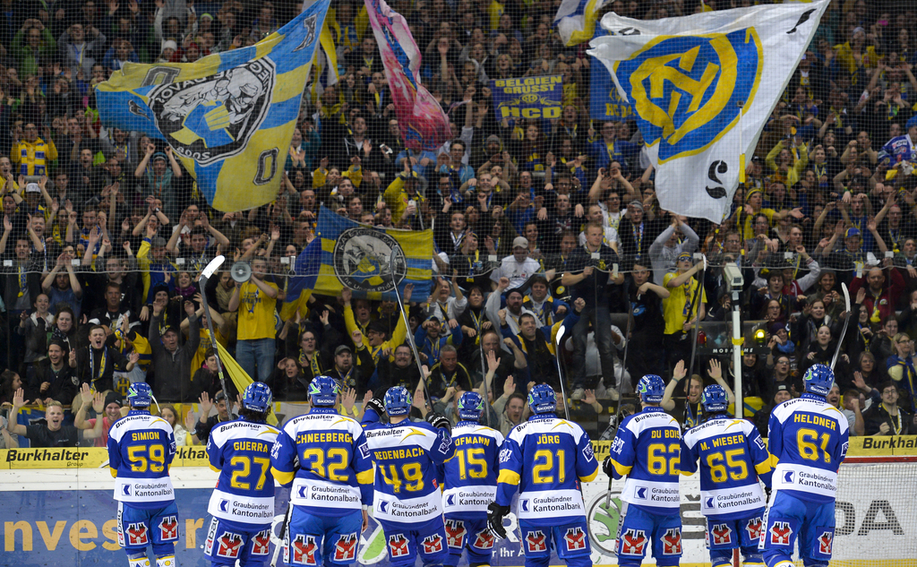 Die Davoser lassen sich nach ihrem 3:1 Sieg von ihren Fans feiern und freuen sich ueber den Einzug ins Finale, beim Eishockey Halbfinal Meisterschaftsspiel der National League A zwischen dem HC Davos und dem SC Bern am Dienstag, 24. Maerz 2015, in der Vaillant Arena, in Davos. (KEYSTONE/Juergen Staiger)
