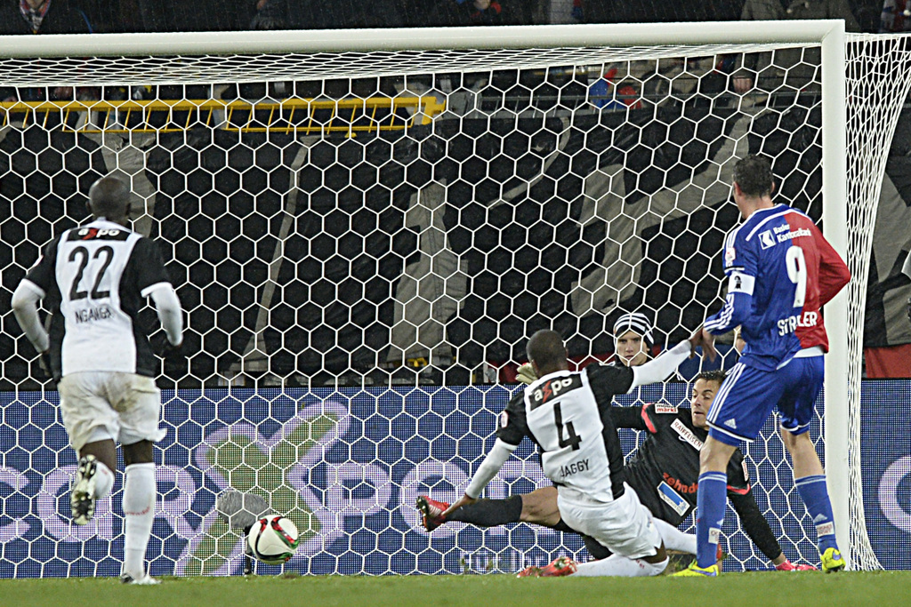 Der Basler Marco Streller, rechts, erzielt das 4:0 im Fussball Meisterschaftsspiel der Super League zwischen dem FC Basel und dem FC Aarau im Stadion St. Jakob-Park in Basel, am Samstag, 4. Maerz 2015. (KEYSTONE/Georgios Kefalas)