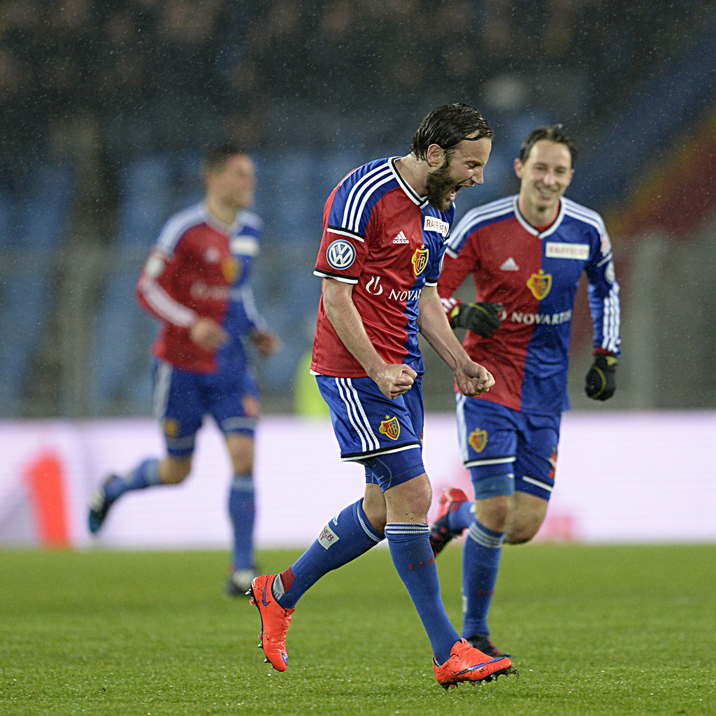 Der Basler Shkelzen Gashi jubelt ueber sein 6:0 im Fussball Meisterschaftsspiel der Super League zwischen dem FC Basel und dem FC Aarau im Stadion St. Jakob-Park in Basel, am Samstag, 4. Maerz 2015. (KEYSTONE/Georgios Kefalas)